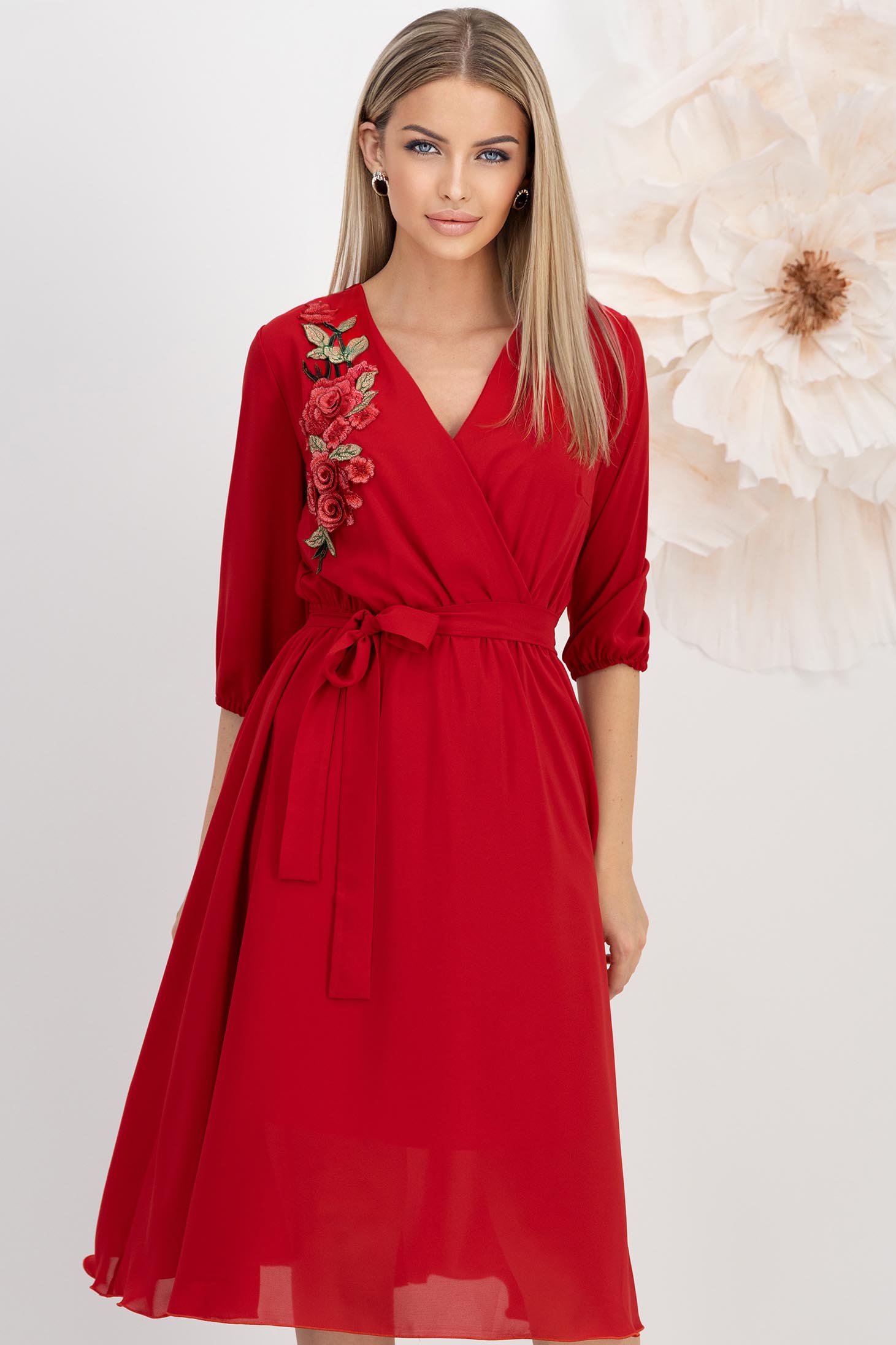 StarShinerS.ro Rochie din voal rosie midi in clos cu elastic in talie si decolteu petrecut cu aplicatie florala brodata - StarShinerS