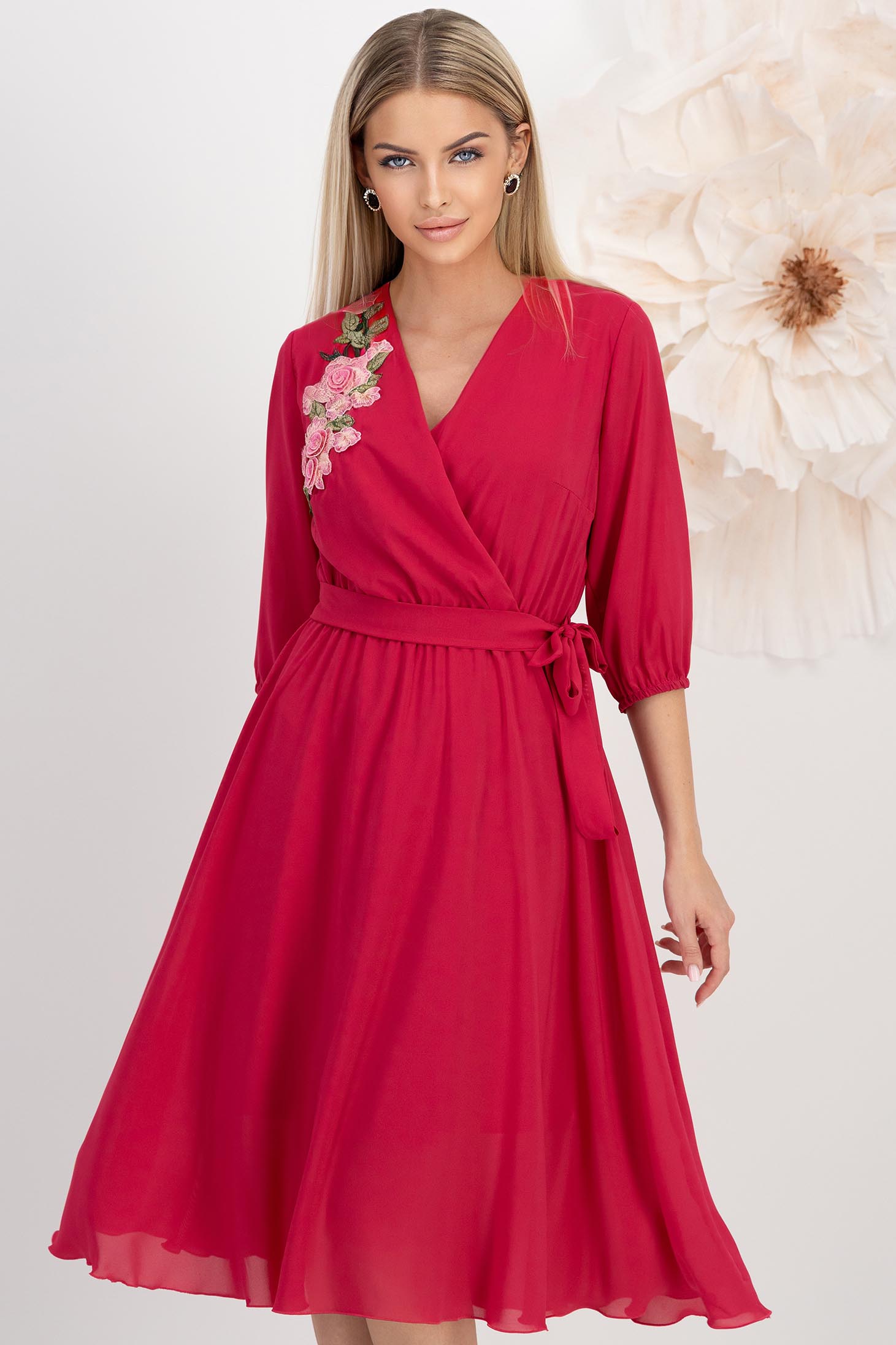 StarShinerS.ro Rochie din voal fuchsia midi in clos cu elastic in talie si decolteu petrecut cu aplicatie florala brodata - StarShinerS