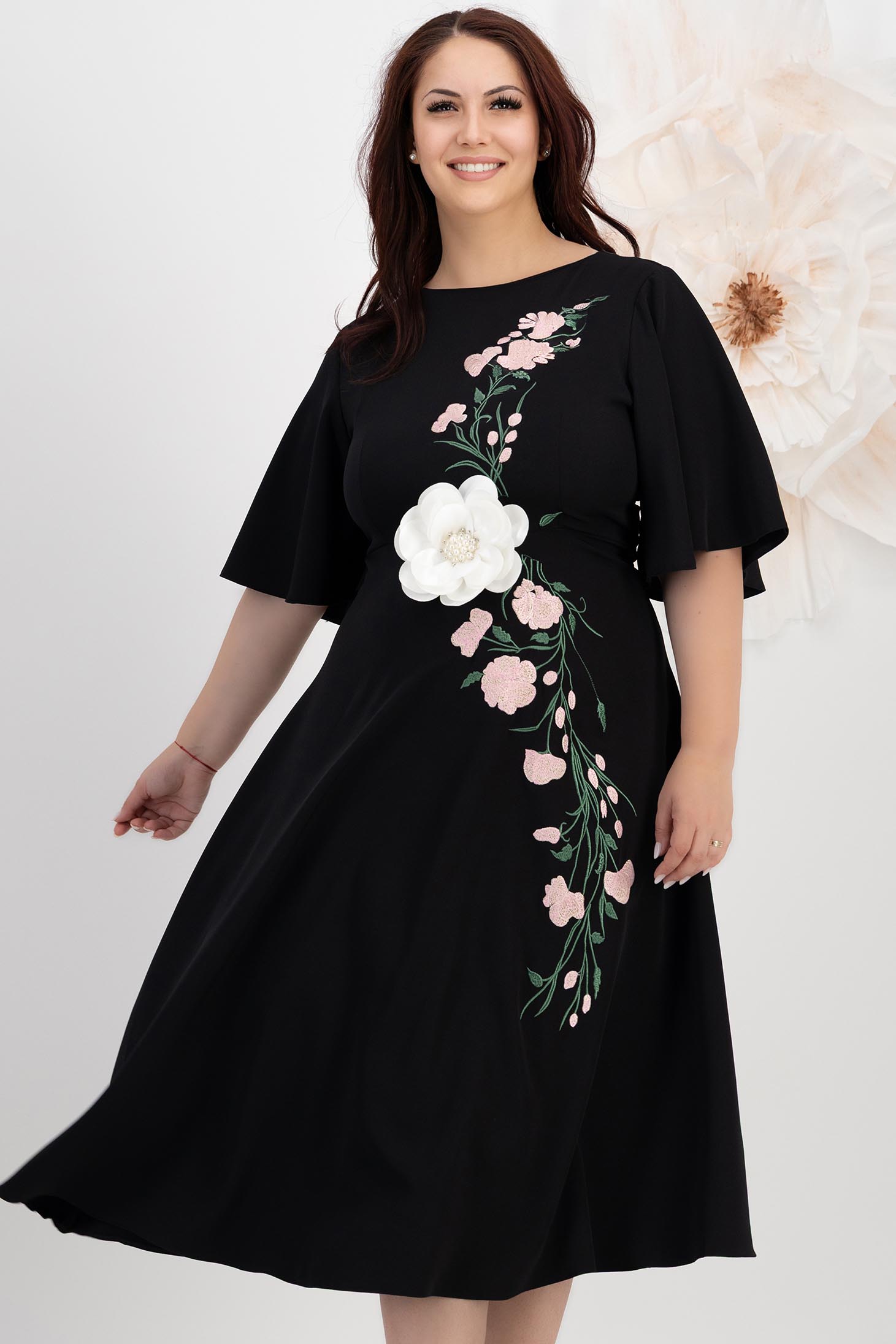 Rochie din stofa elastica neagra midi in clos cu detalii brodate accesorizata cu brosa florala 3D - StarShinerS 3 - StarShinerS.ro