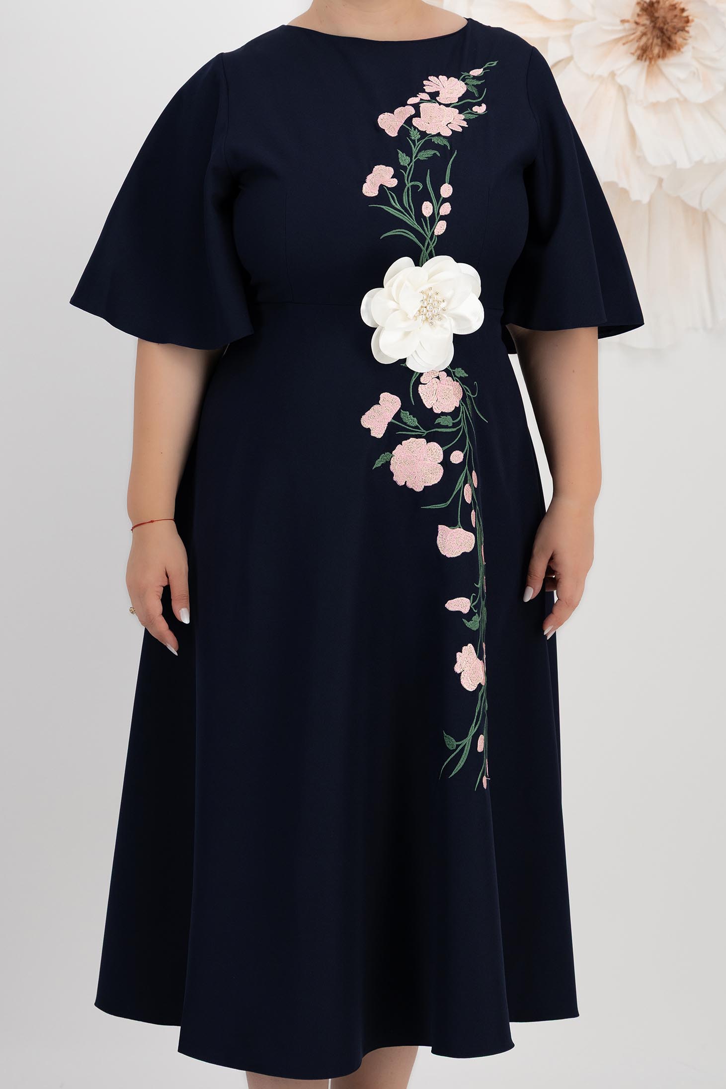 Rochie din stofa elastica bleumarin midi in clos cu detalii brodate accesorizata cu brosa florala 3D - StarShinerS 4 - StarShinerS.ro