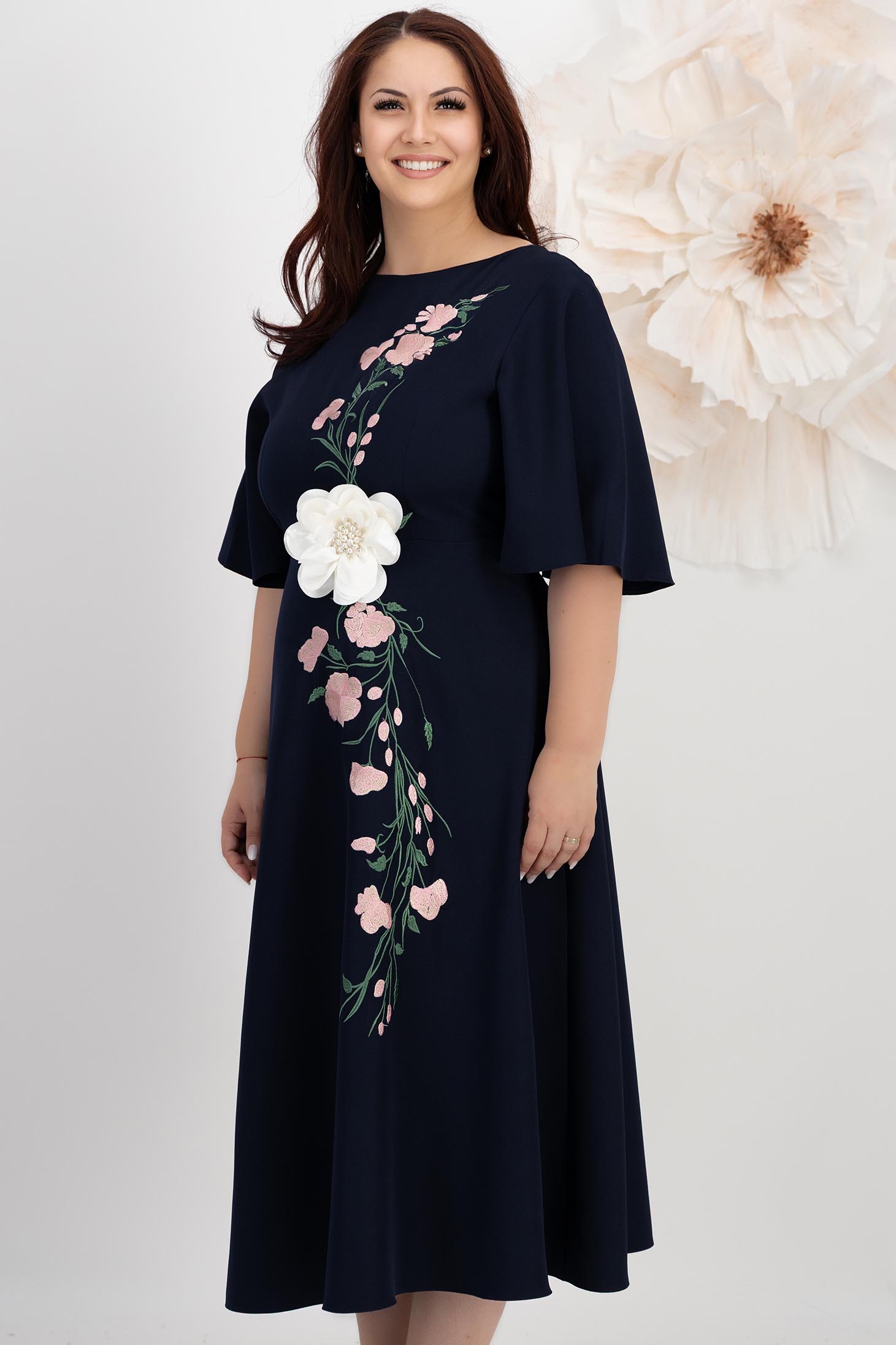 Rochie din stofa elastica bleumarin midi in clos cu detalii brodate accesorizata cu brosa florala 3D - StarShinerS 2 - StarShinerS.ro
