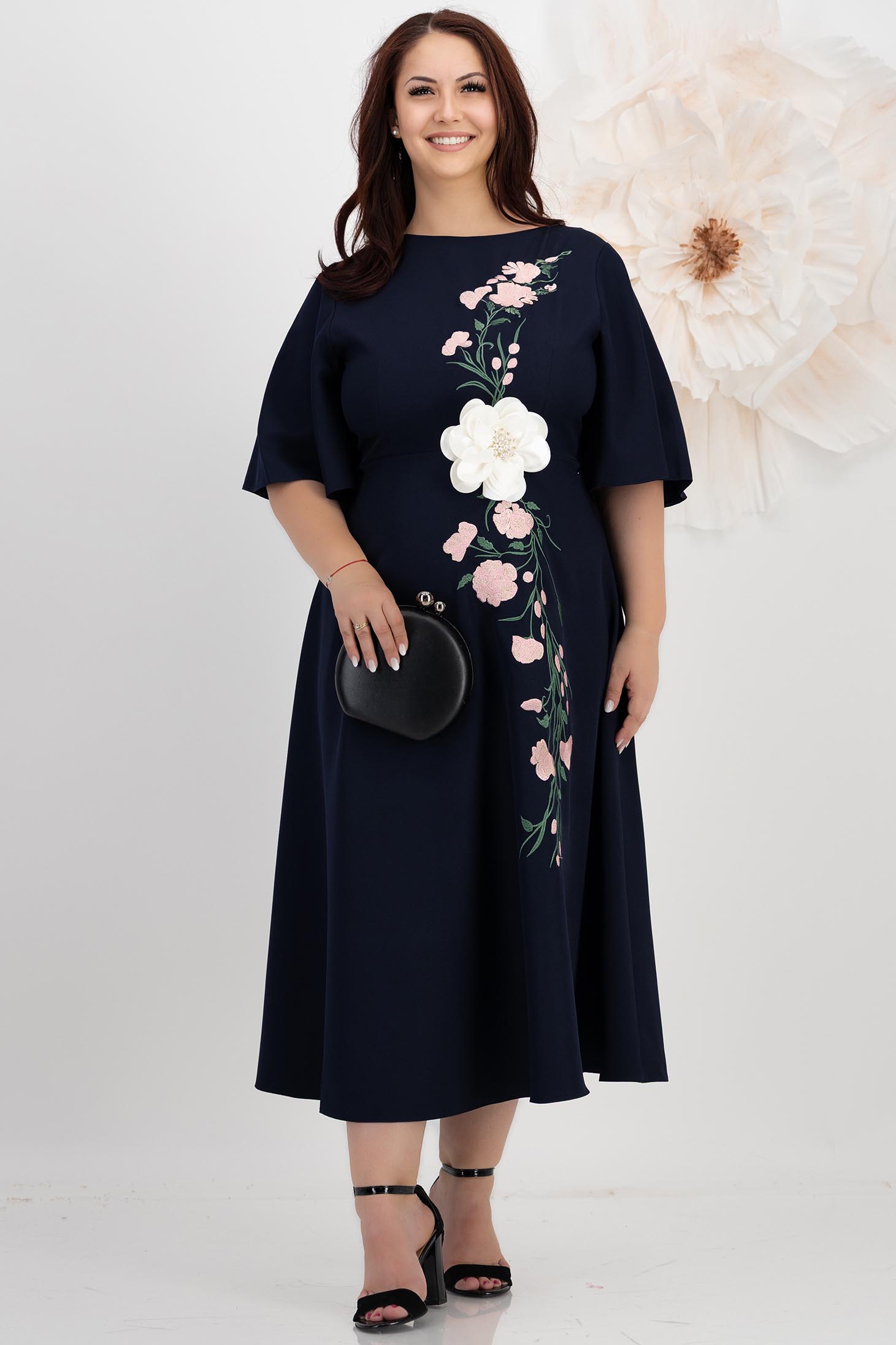 Rochie din stofa elastica bleumarin midi in clos cu detalii brodate accesorizata cu brosa florala 3D - StarShinerS 3 - StarShinerS.ro