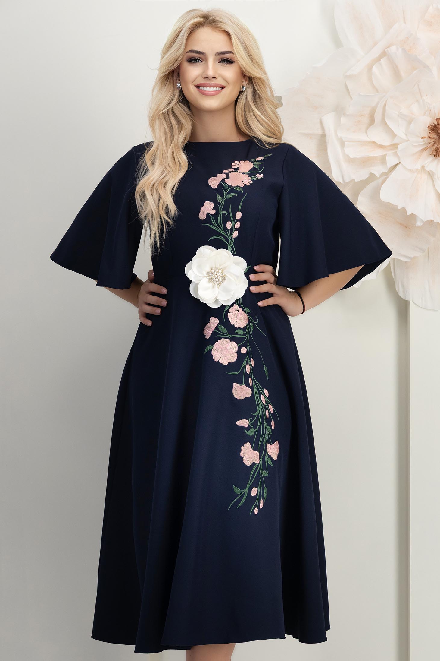 StarShinerS.ro Rochie din stofa elastica bleumarin midi in clos cu detalii brodate accesorizata cu brosa florala 3D - StarShinerS