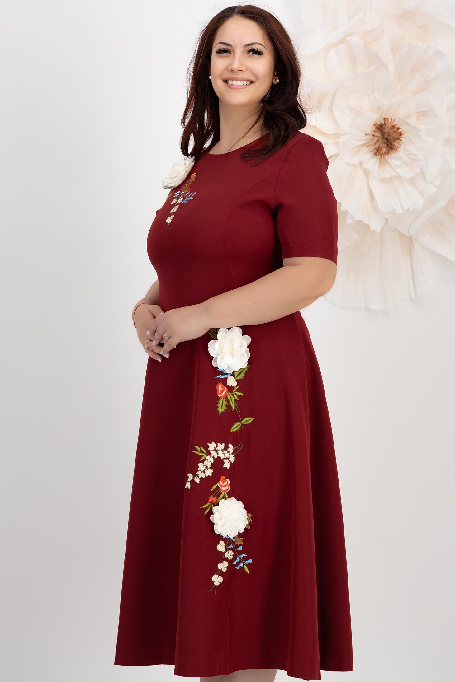 Rochie din stofa elastica visinie midi in clos cu detalii brodate si flori 3D - StarShinerS 2 - StarShinerS.ro