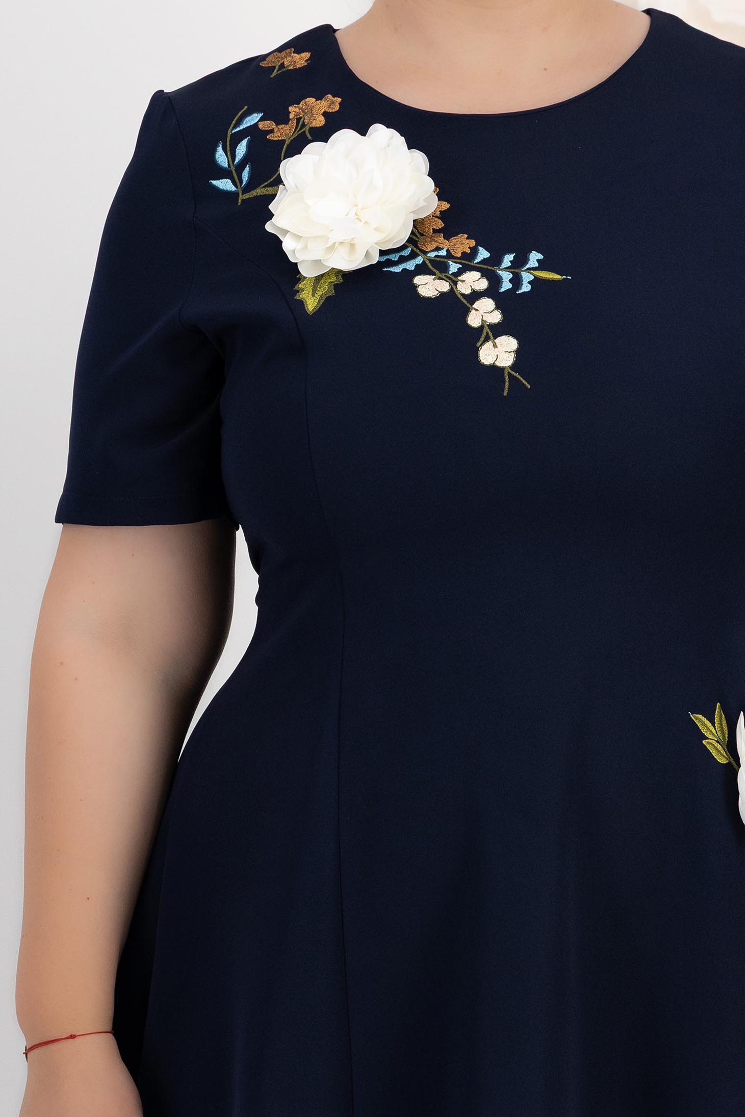 Rochie din stofa elastica bleumarin midi in clos cu detalii brodate si flori 3D - StarShinerS 4 - StarShinerS.ro