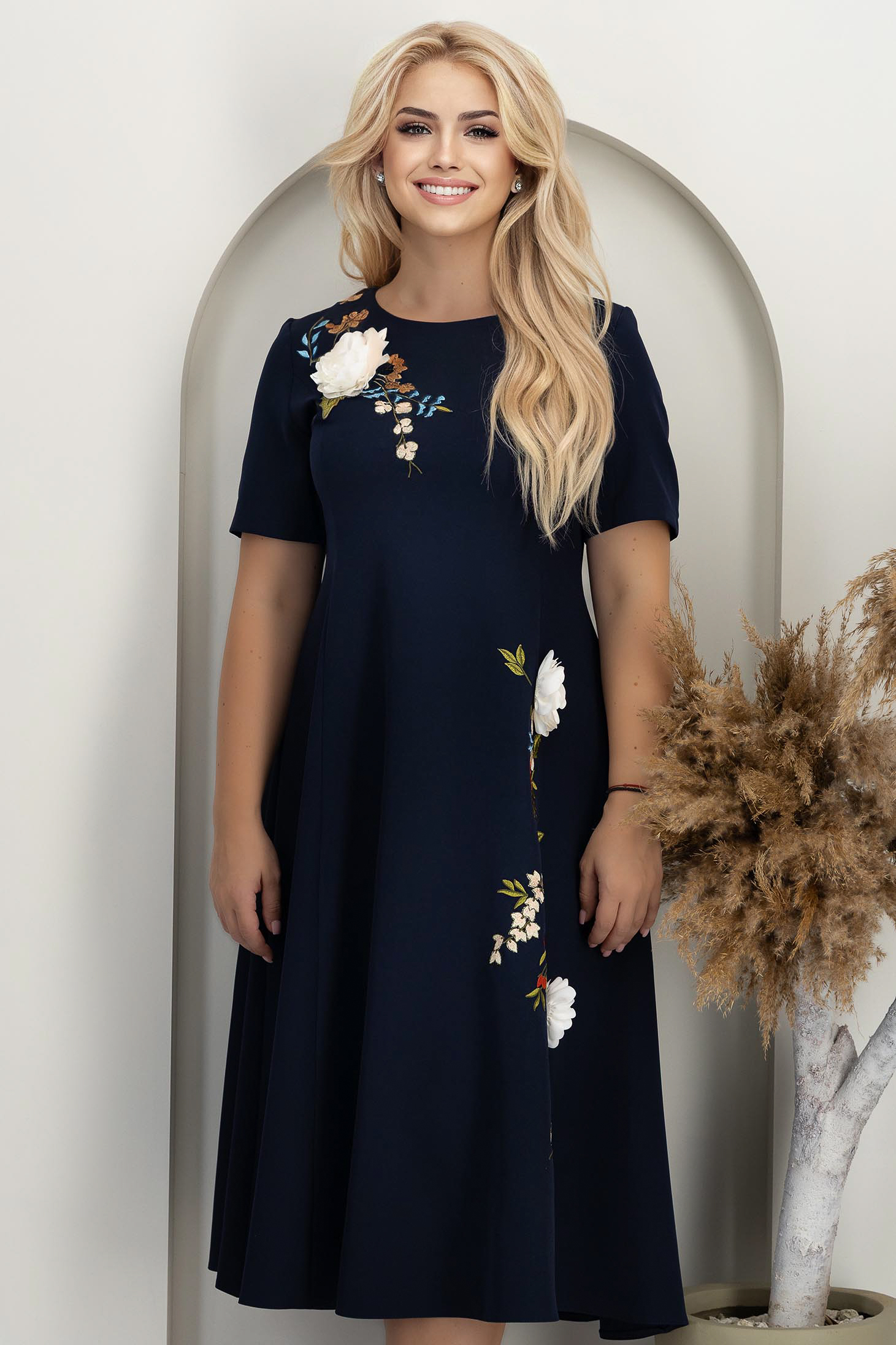 StarShinerS.ro Rochie din stofa elastica bleumarin midi in clos cu detalii brodate si flori 3D - StarShinerS