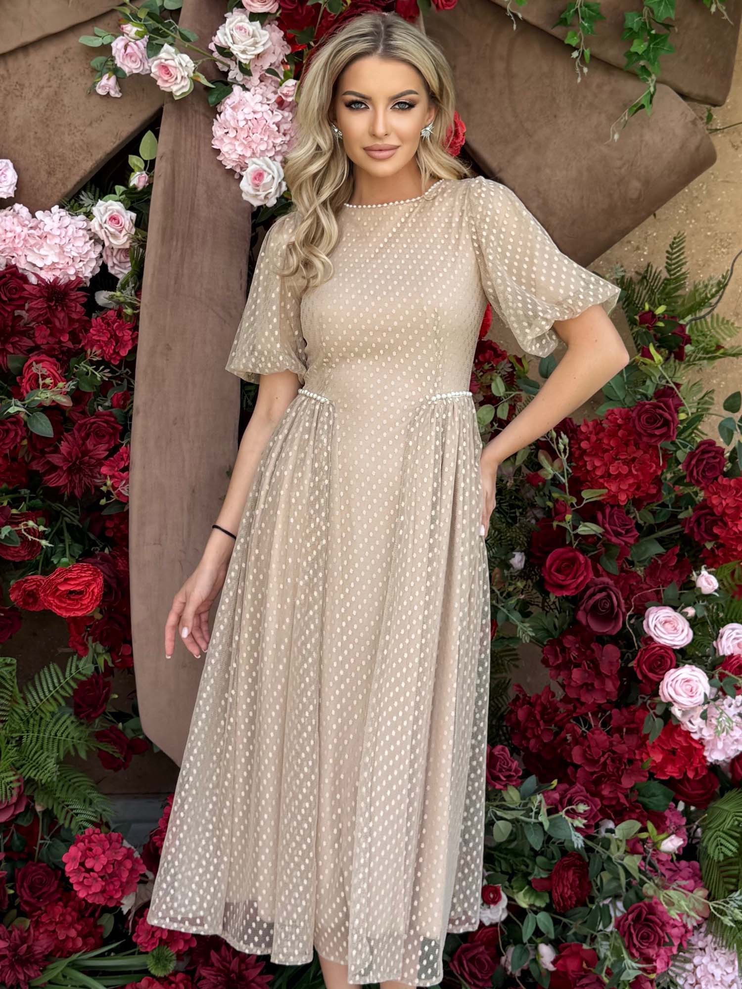 StarShinerS.ro Rochie din tul cu plumeti bej midi in clos cu maneci bufante si aplicatii stralucitoare cu perle - StarShinerS