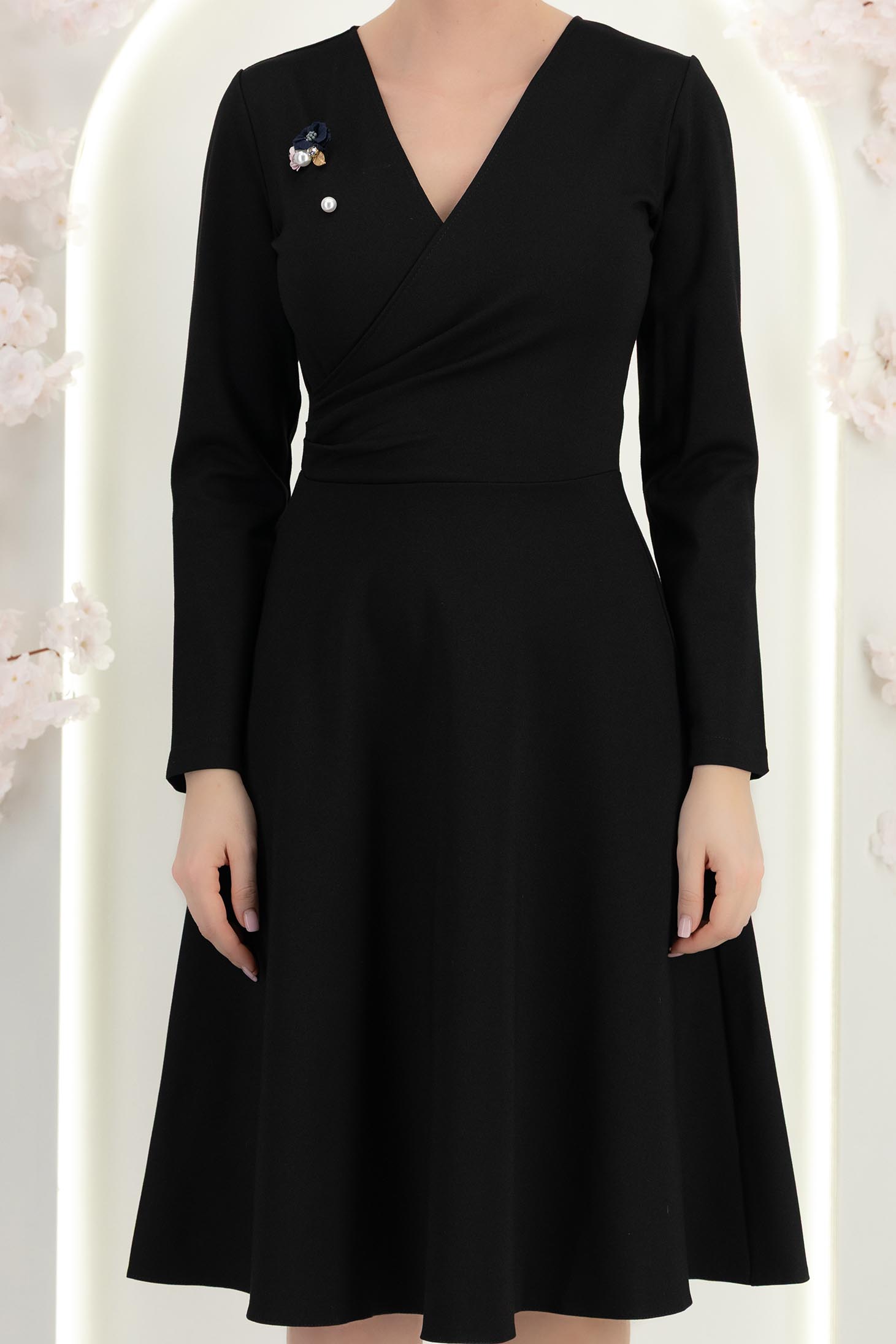 Rochie din jersey cu viscoza neagra pana la genunchi in clos cu brosa - StarShinerS 5 - StarShinerS.ro