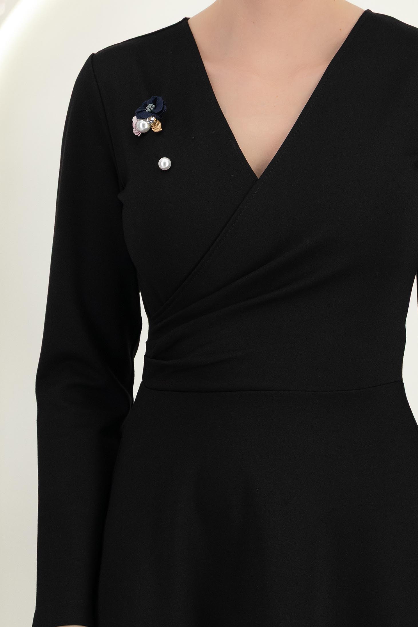 Rochie din jersey cu viscoza neagra pana la genunchi in clos cu brosa - StarShinerS 4 - StarShinerS.ro