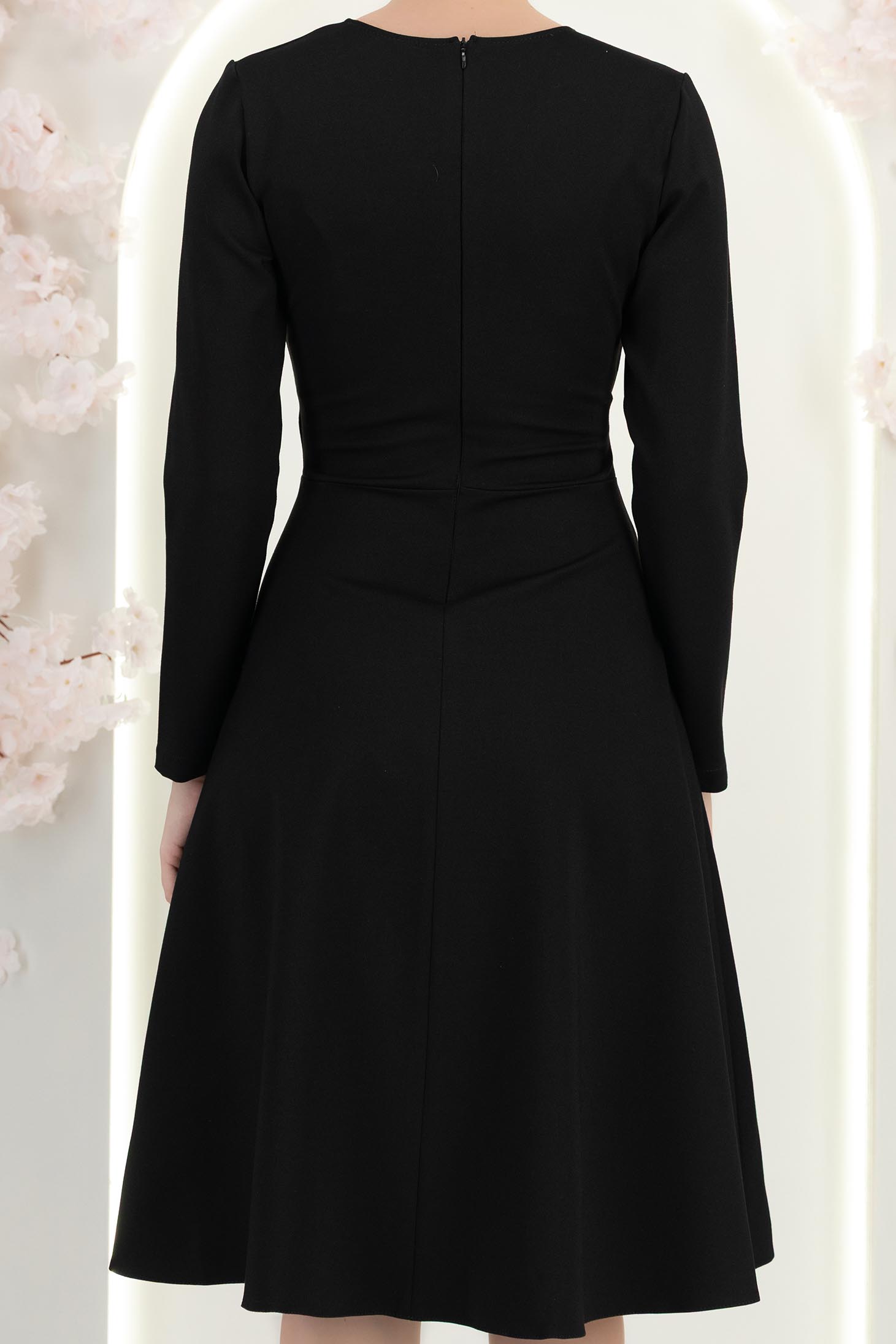 Rochie din jersey cu viscoza neagra pana la genunchi in clos cu brosa - StarShinerS 6 - StarShinerS.ro