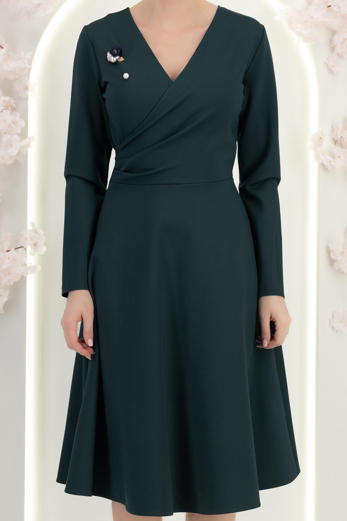 Rochie din jersey cu viscoza verde-inchis pana la genunchi in clos cu brosa - StarShinerS 5 - StarShinerS.ro