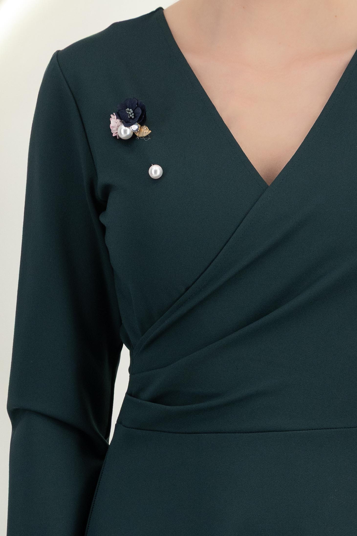 Rochie din jersey cu viscoza verde-inchis pana la genunchi in clos cu brosa - StarShinerS 4 - StarShinerS.ro