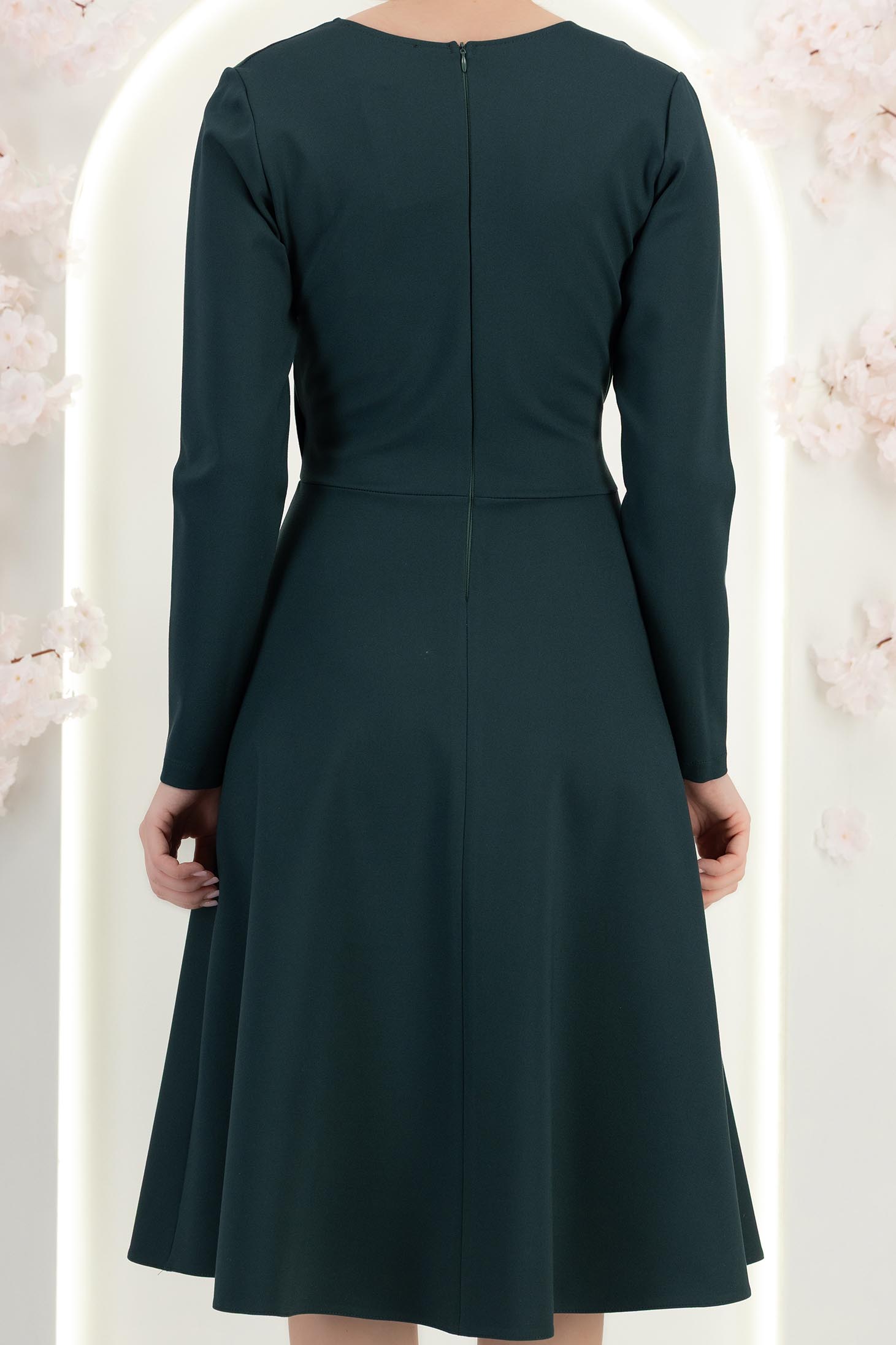 Rochie din jersey cu viscoza verde-inchis pana la genunchi in clos cu brosa - StarShinerS 6 - StarShinerS.ro