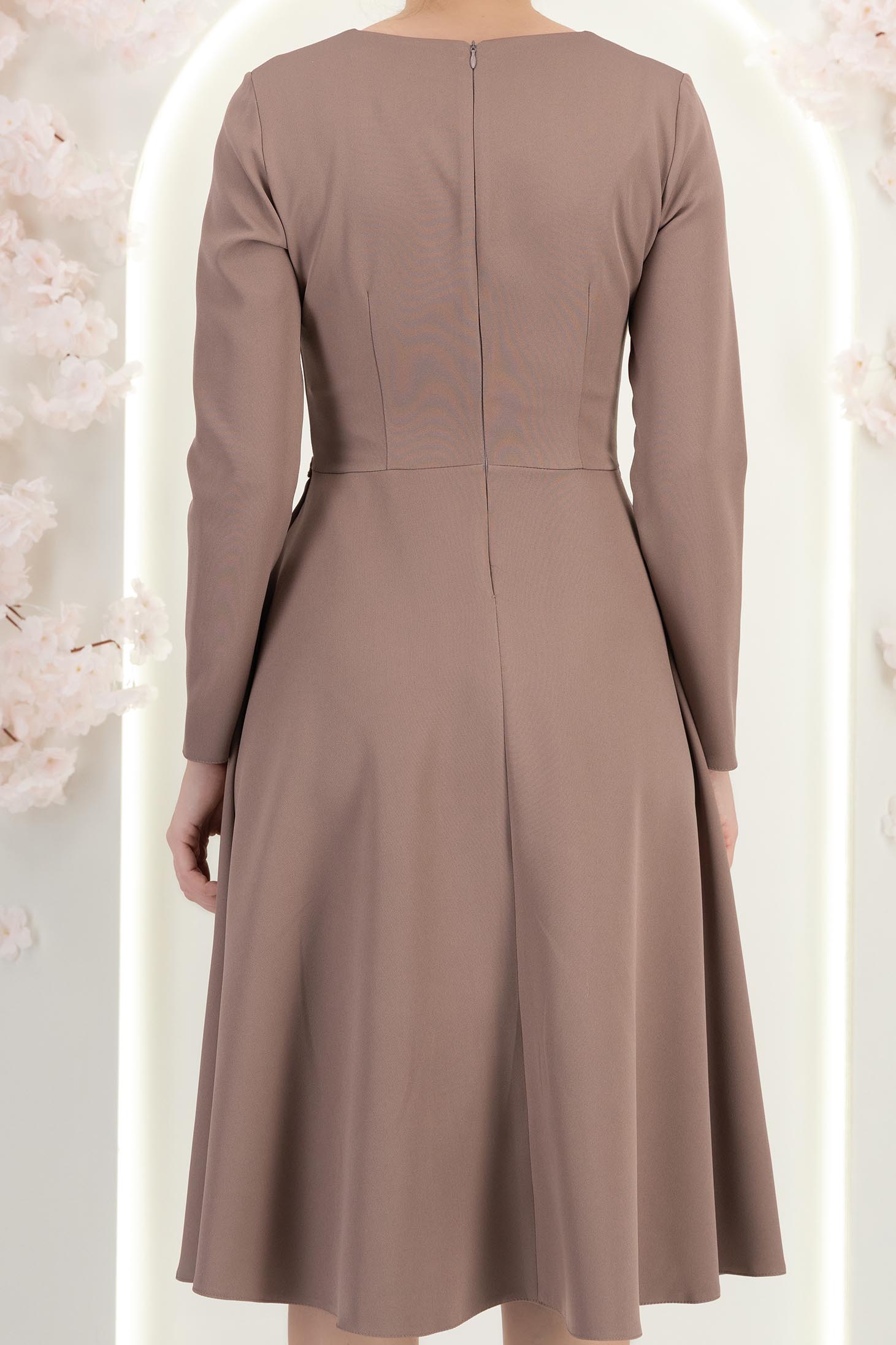 Rochie din stofa mocha midi in clos accesorizata cu inel auriu in talie - StarShinerS 7 - StarShinerS.ro