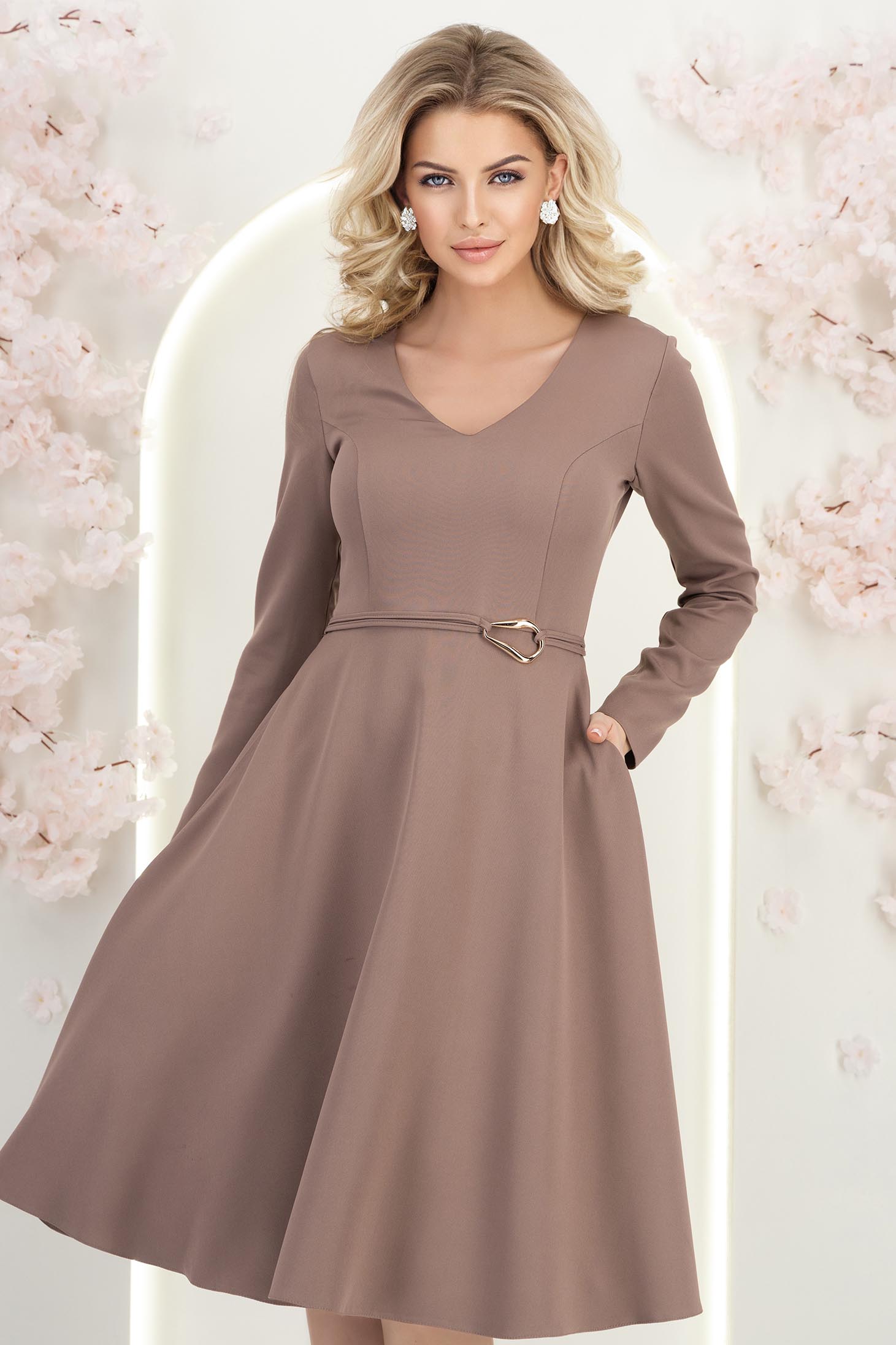 StarShinerS.ro Rochie din stofa mocha midi in clos accesorizata cu inel auriu in talie - StarShinerS
