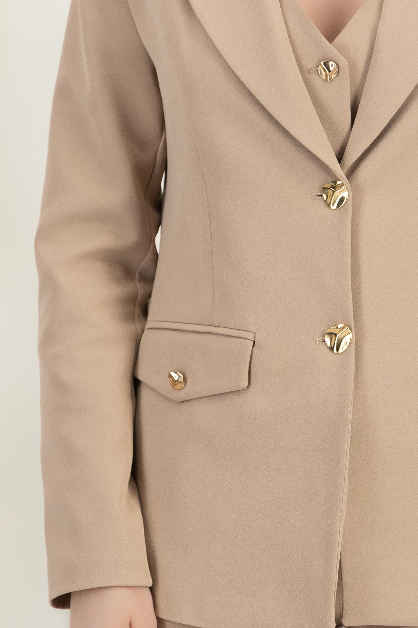 Sacou din stofa bej cambrat cu nasturi decorativi aurii - StarShinerS 6 - StarShinerS.ro