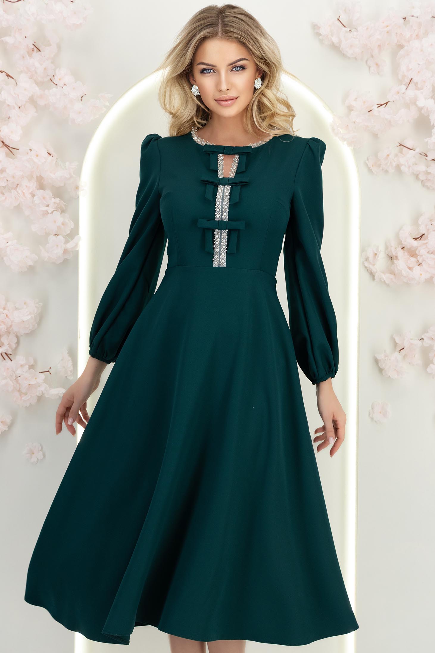 StarShinerS.ro Rochie din stofa elastica verde-inchis midi in clos accesorizata cu fundite si pietre strass frontal - StarShinerS