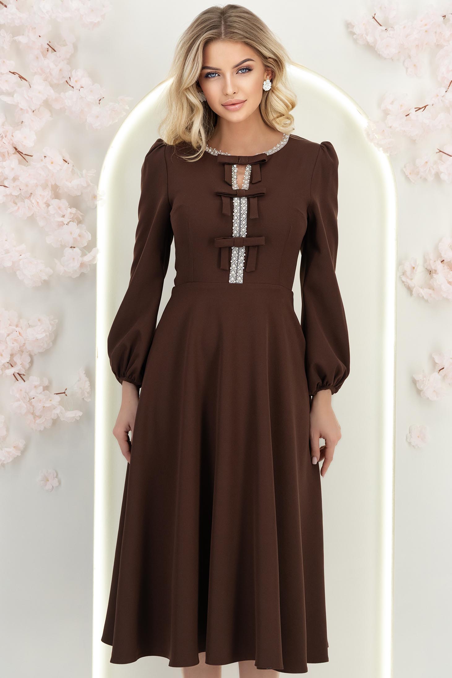 StarShinerS.ro Rochie din stofa elastica maro midi in clos accesorizata cu fundite si pietre strass frontal- StarShinerS