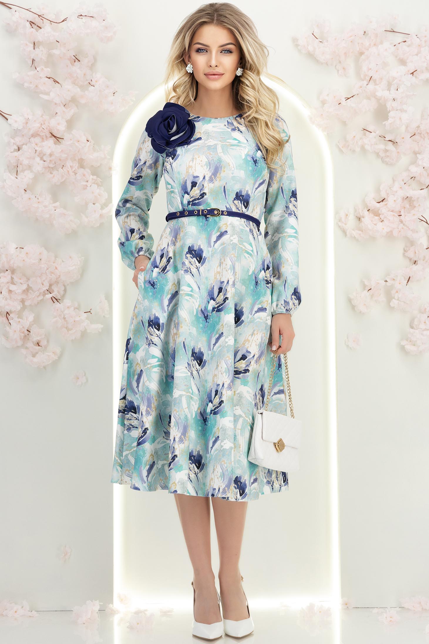 StarShinerS.ro Rochie din stofa elastica albastra-deschis midi in clos accesorizata cu brosa florara si curea detasabile- StarShinerS