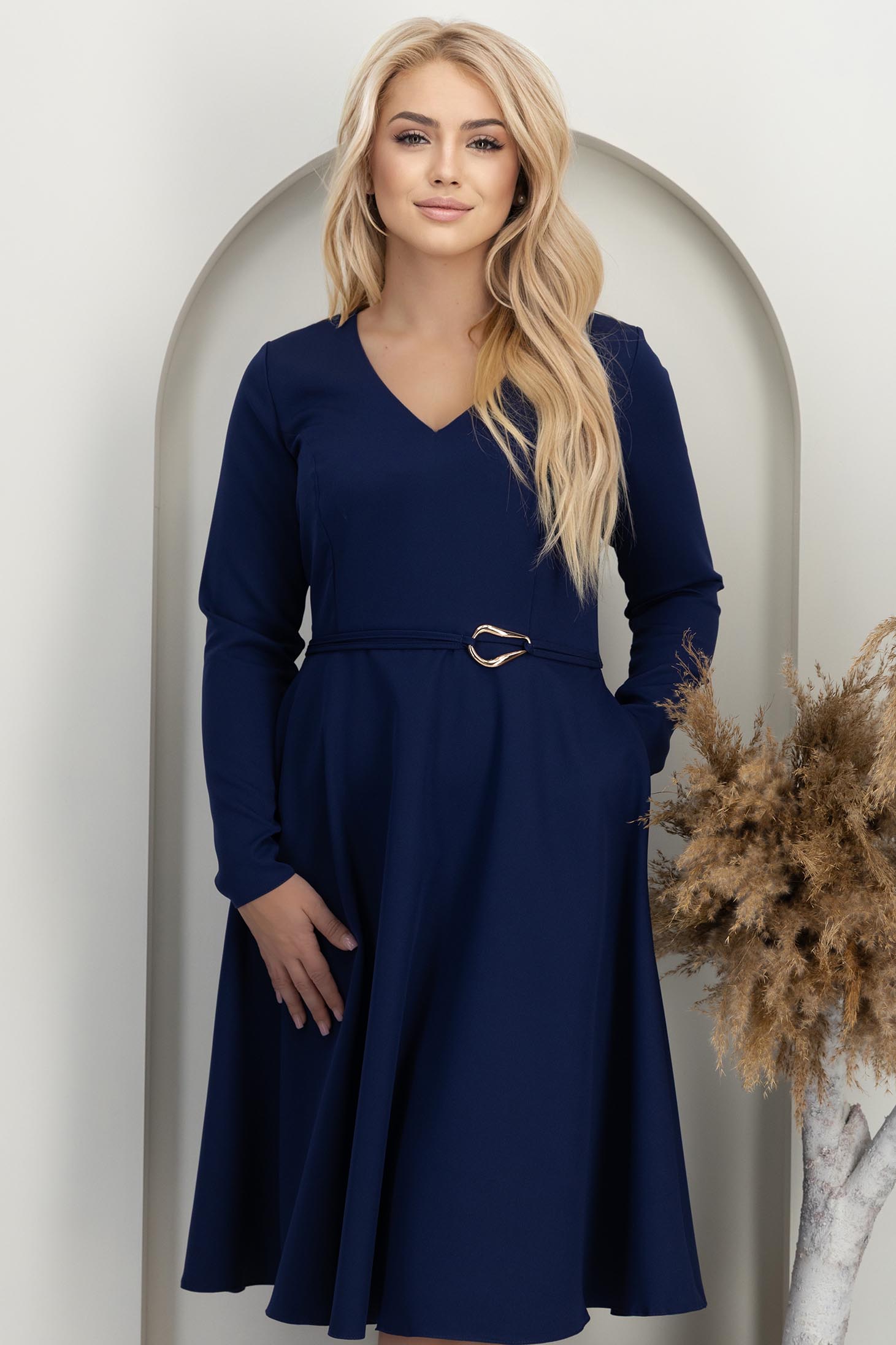 StarShinerS.ro Rochie din stofa elastica bleumarin midi in clos accesorizata cu inel auriu in talie - StarShinerS