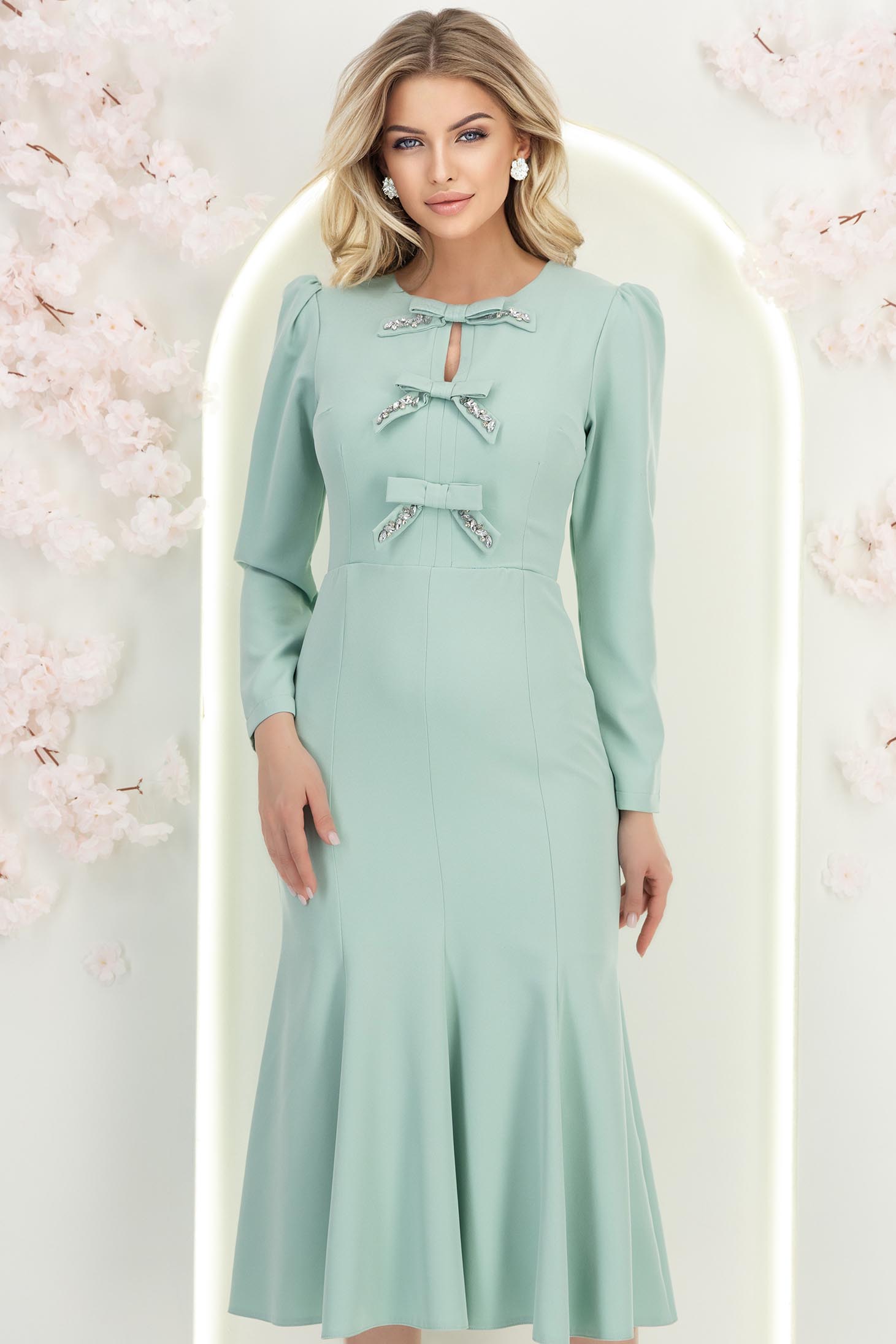 StarShinerS.ro Rochie din stofa elastica mint midi in clini accesorizata frontal cu fundite si pietre strass - StarShinerS