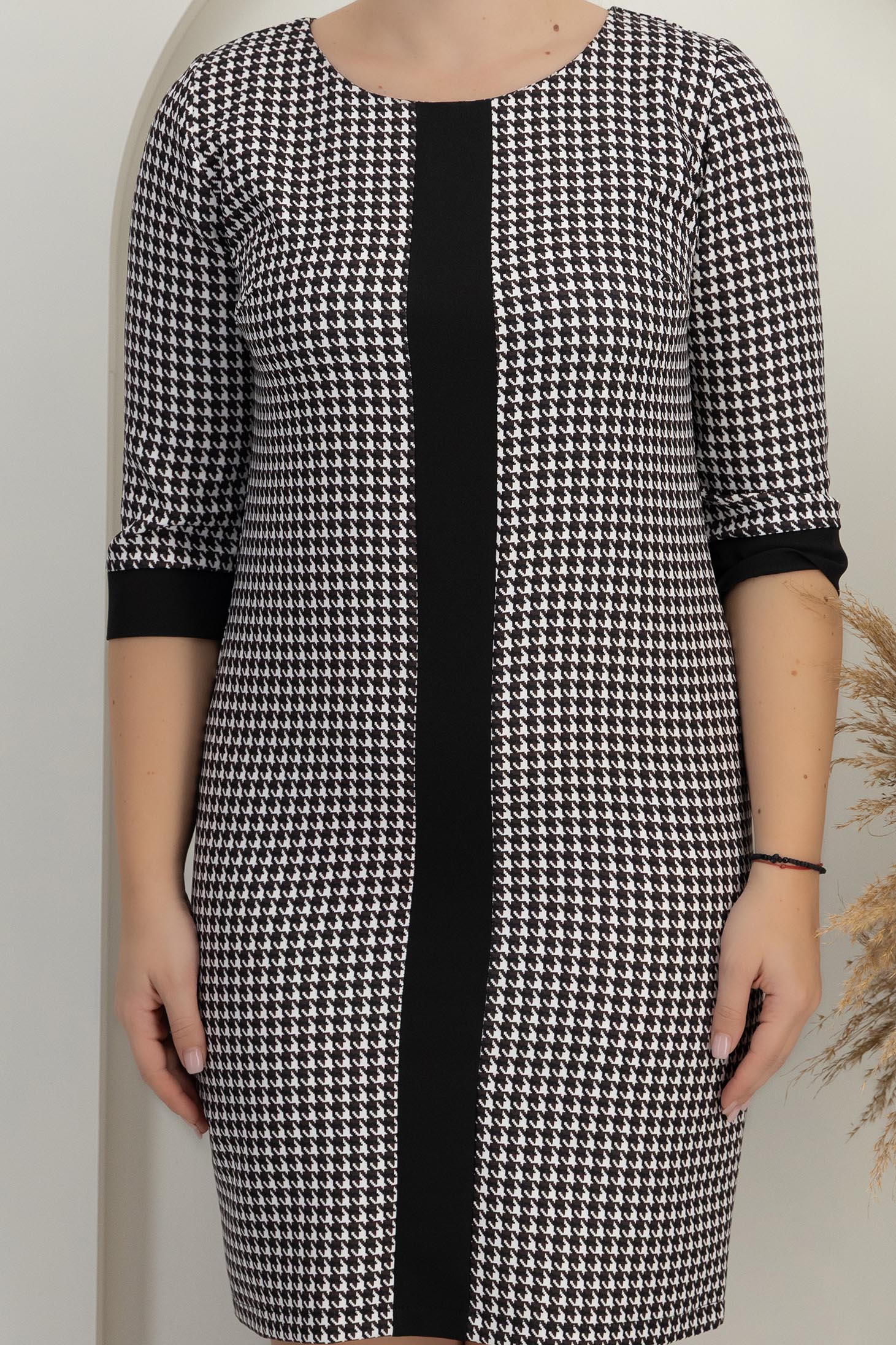 Rövid, fekete, rugalmas szövetből készült, egyenes szabású ruha, háromnegyedes ujjakkal - StarShinerS 5 - StarShinerS.hu