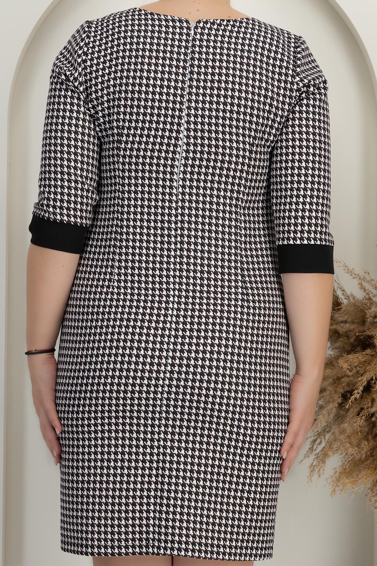 Rövid, fekete, rugalmas szövetből készült, egyenes szabású ruha, háromnegyedes ujjakkal - StarShinerS 6 - StarShinerS.hu