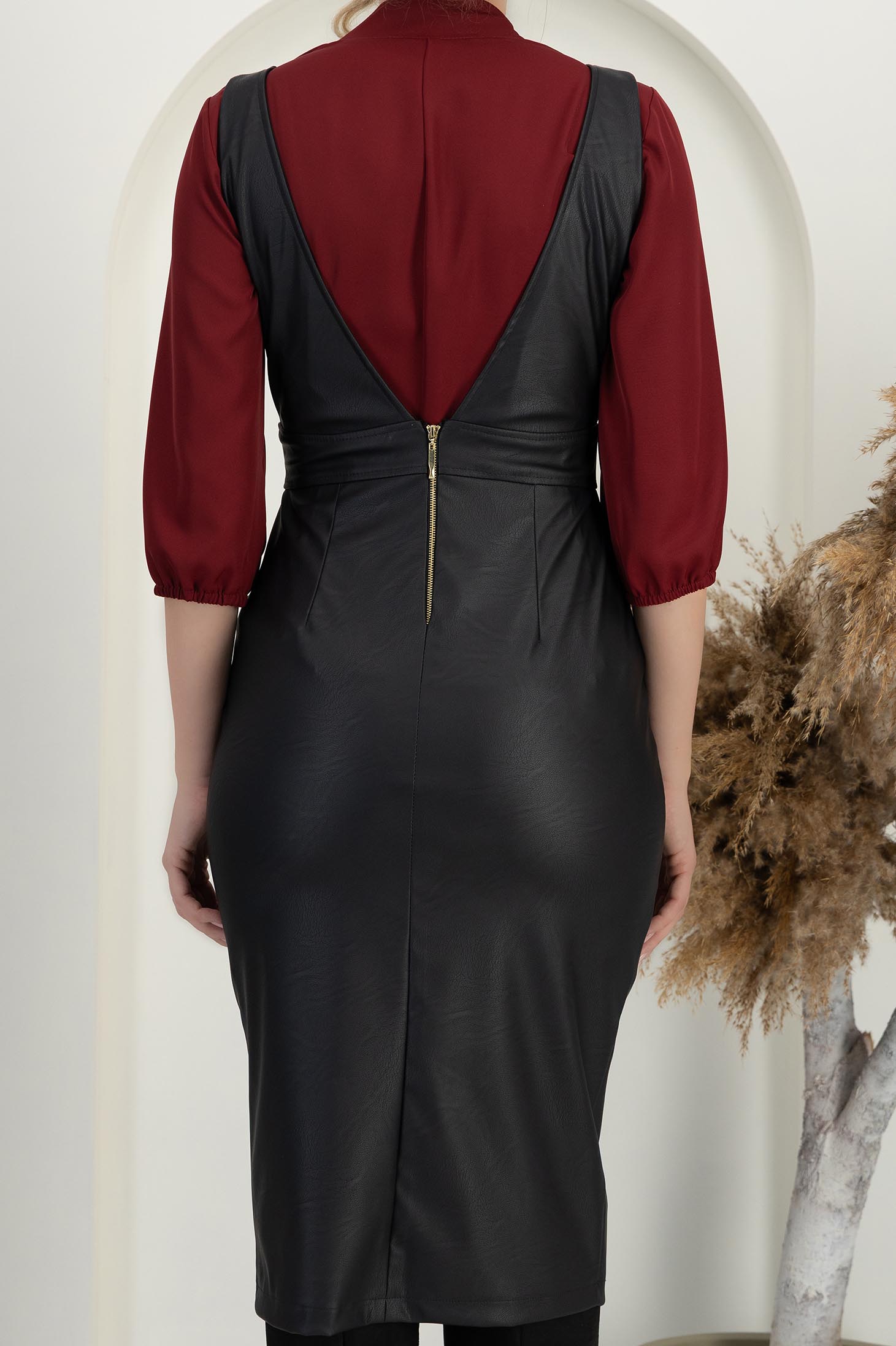 Sarafan din piele ecologica negru tip creion cu decolteu in v - StarShinerS 6 - StarShinerS.ro