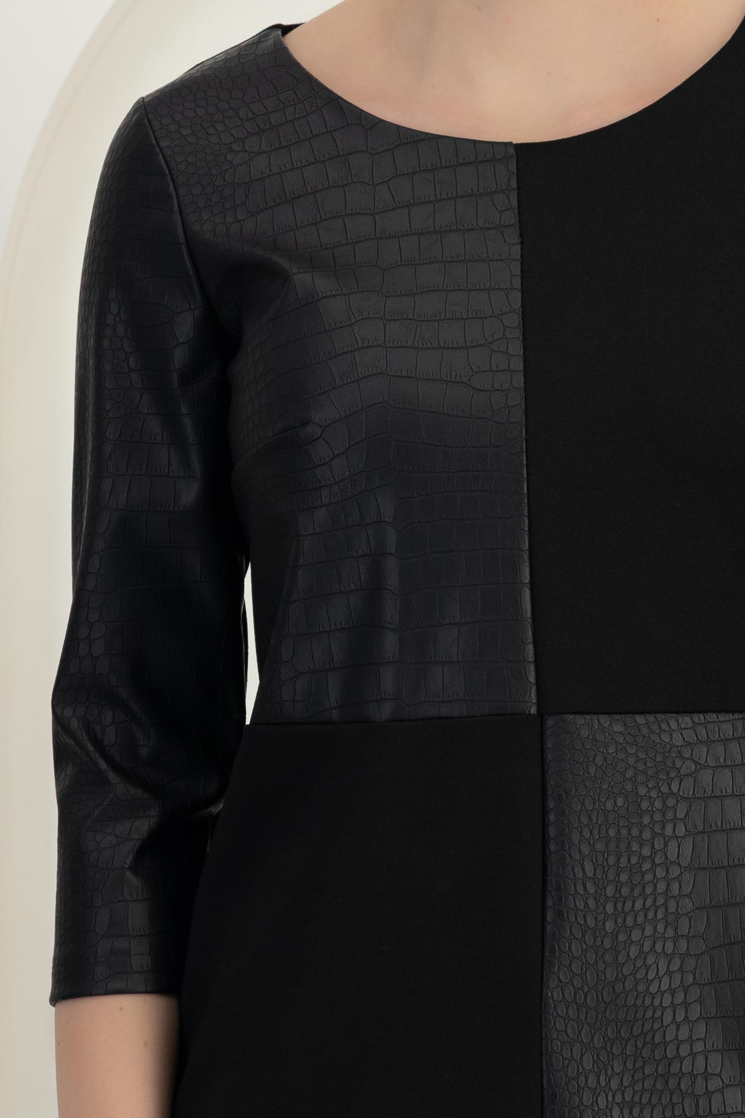 Rochie din jersey si piele ecologica tip croco neagra scurta cu un croi drept si maneci trei-sferturi - StarShinerS 4 - StarShinerS.ro