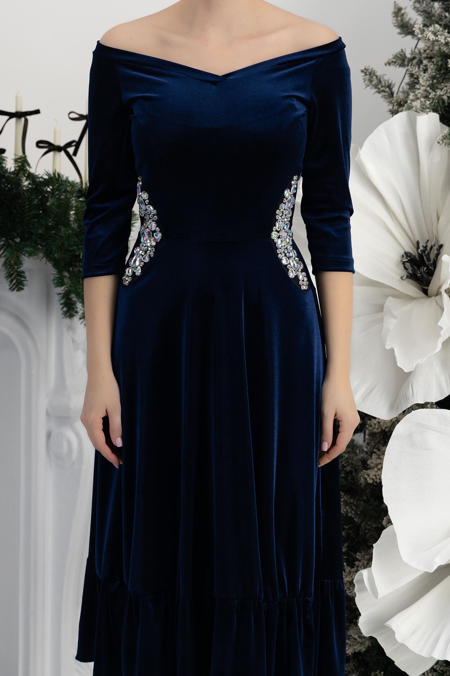 Rochie din catifea bleumarin midi in clos cu aplicatii cu pietre cusute lateral - StarShinerS 7 - StarShinerS.ro
