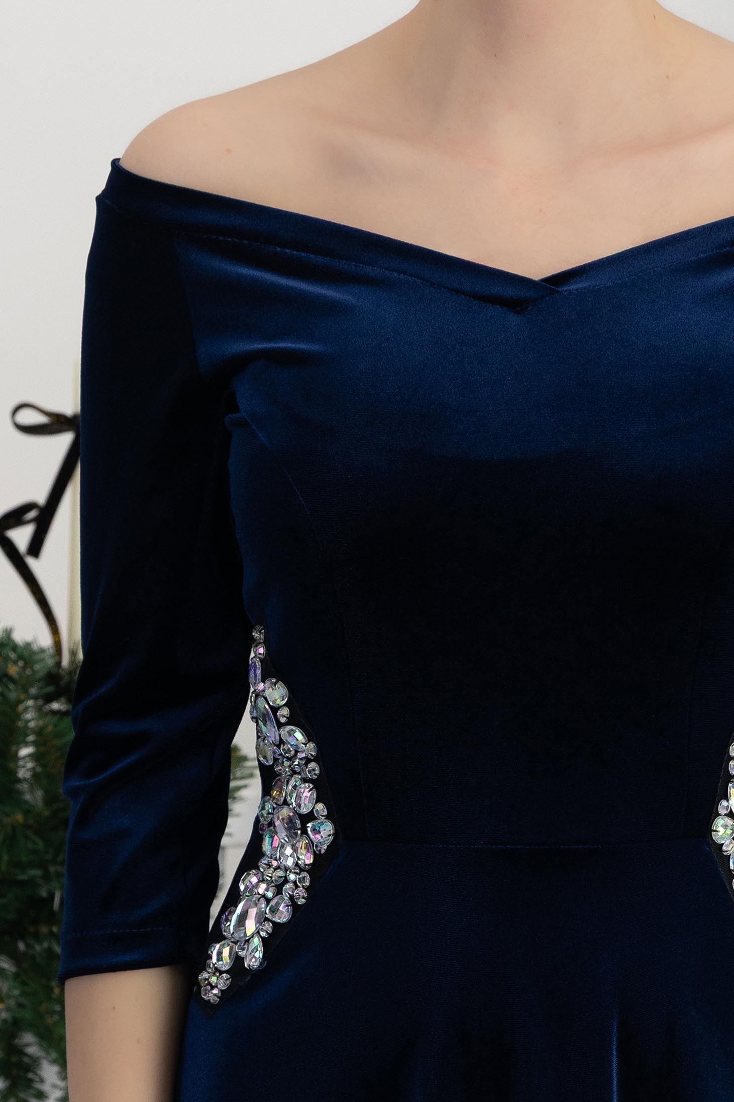 Šaty z námořnického sametu midi ve střihu do A s aplikacemi ze šitých kamenů po straně - StarShinerS 5 - StarShinerS.cz