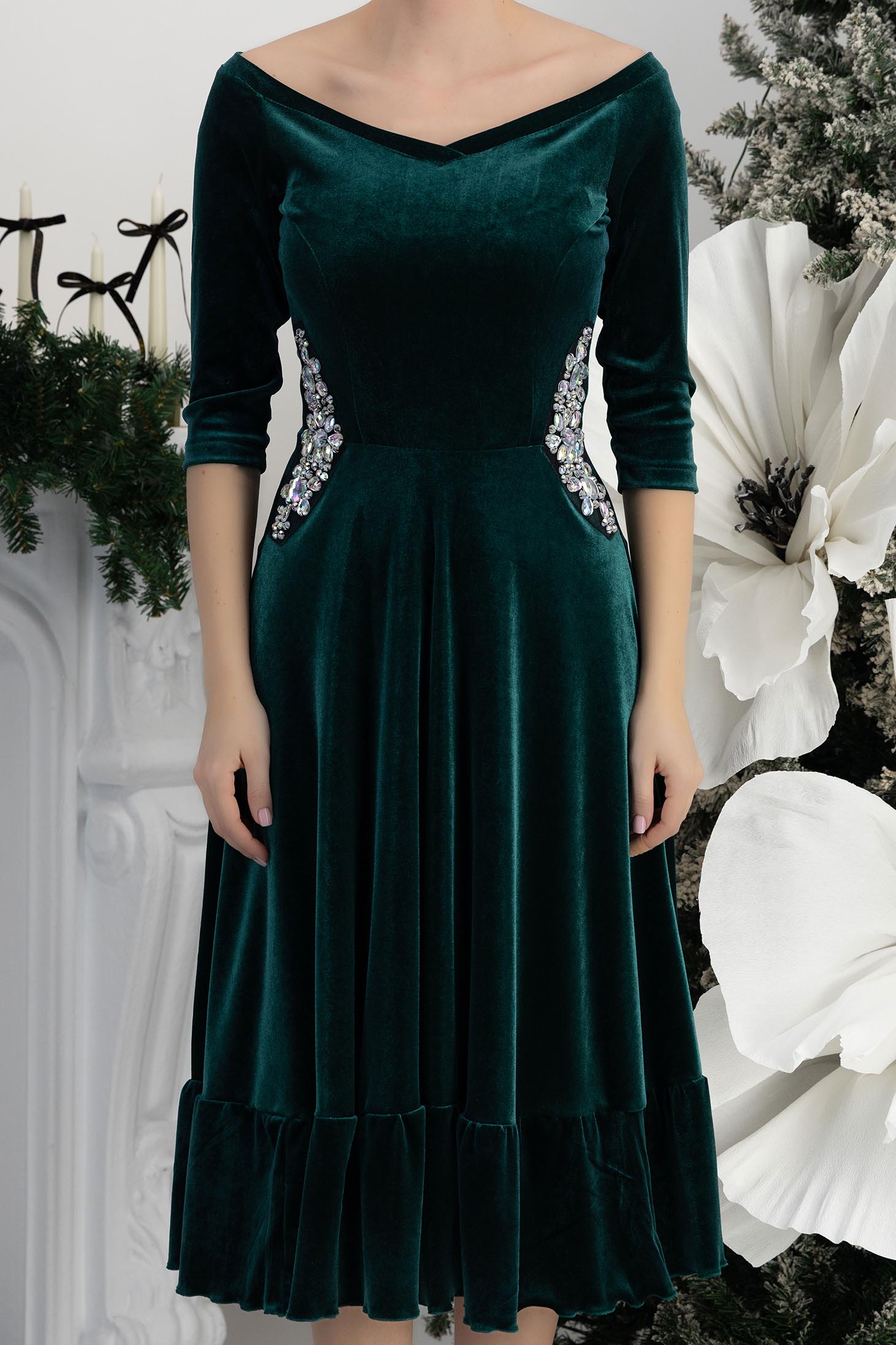Rochie din catifea verde-inchis midi in clos cu aplicatii cu pietre cusute lateral- StarShinerS 7 - StarShinerS.ro
