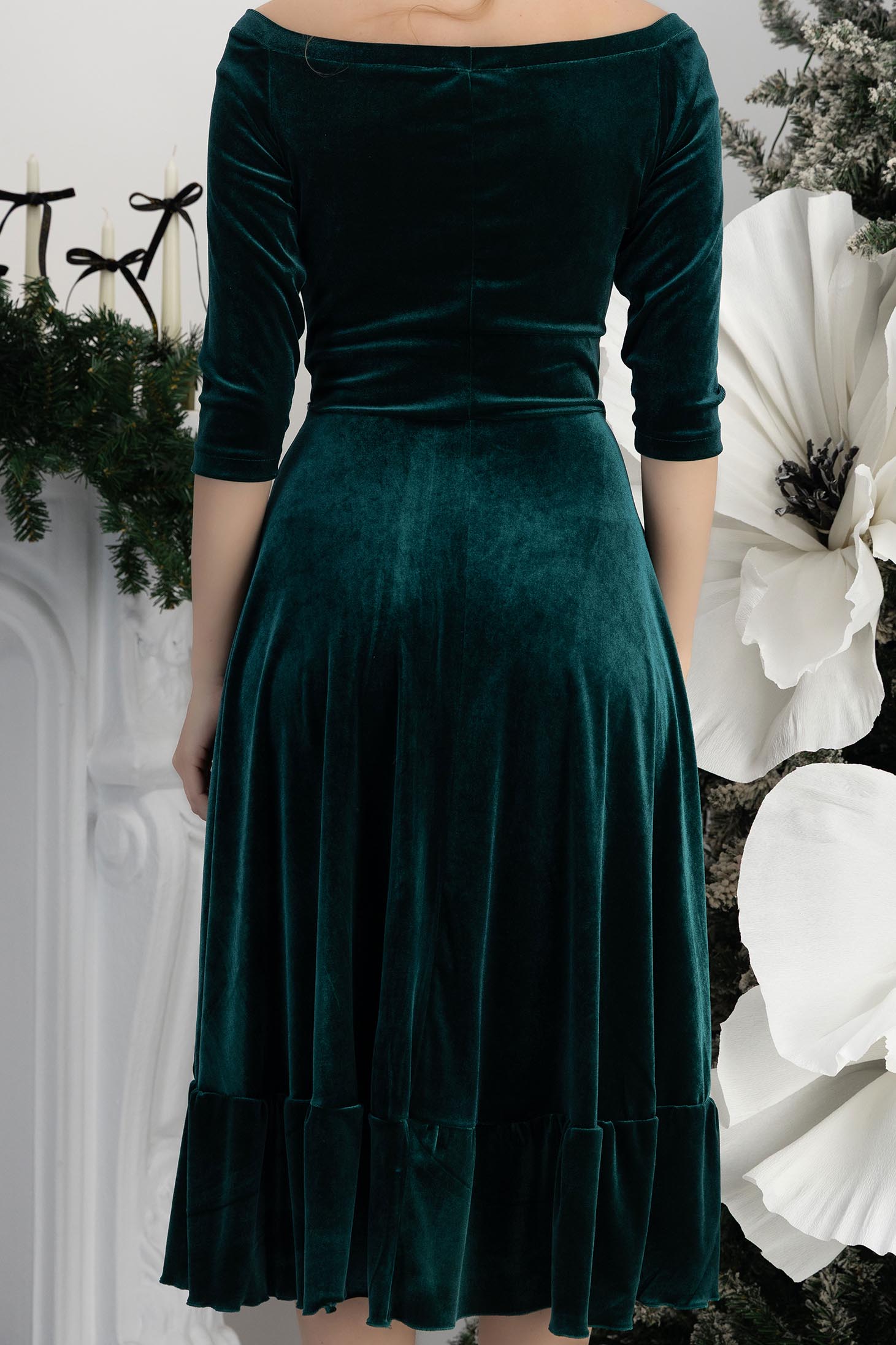 Šaty ze tmavě zeleného sametu midi v áčkovém střihu s aplikacemi z našitých kamenů na boku - StarShinerS 6 - StarShinerS.cz