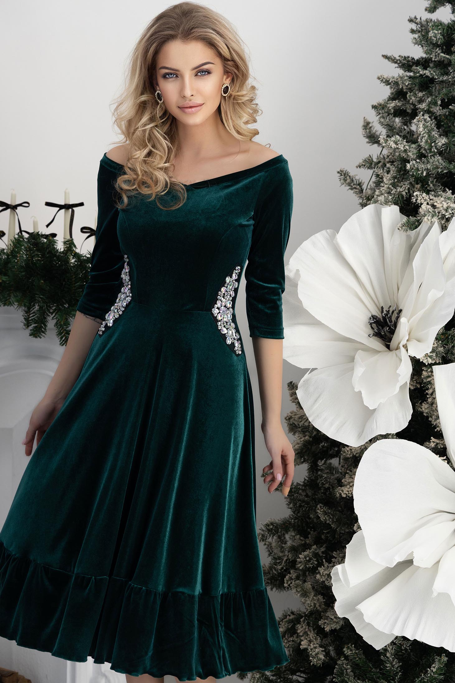 Šaty ze tmavě zeleného sametu midi v áčkovém střihu s aplikacemi z našitých kamenů na boku - StarShinerS 3 - StarShinerS.cz