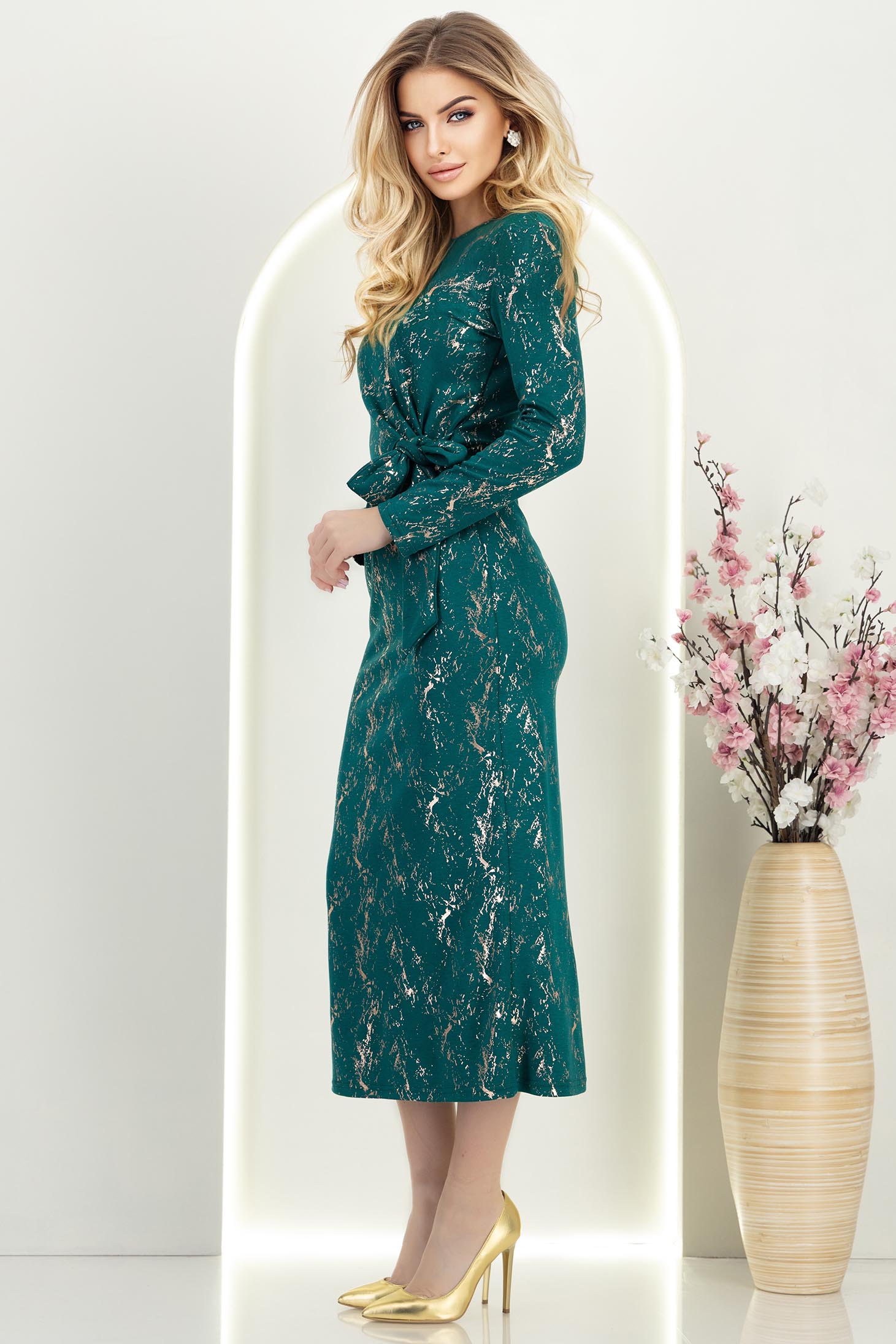 Zöld midi hosszúságú modal ruha egyenes szabással, oldalsó sliccel - StarShinerS 2 - StarShinerS.hu