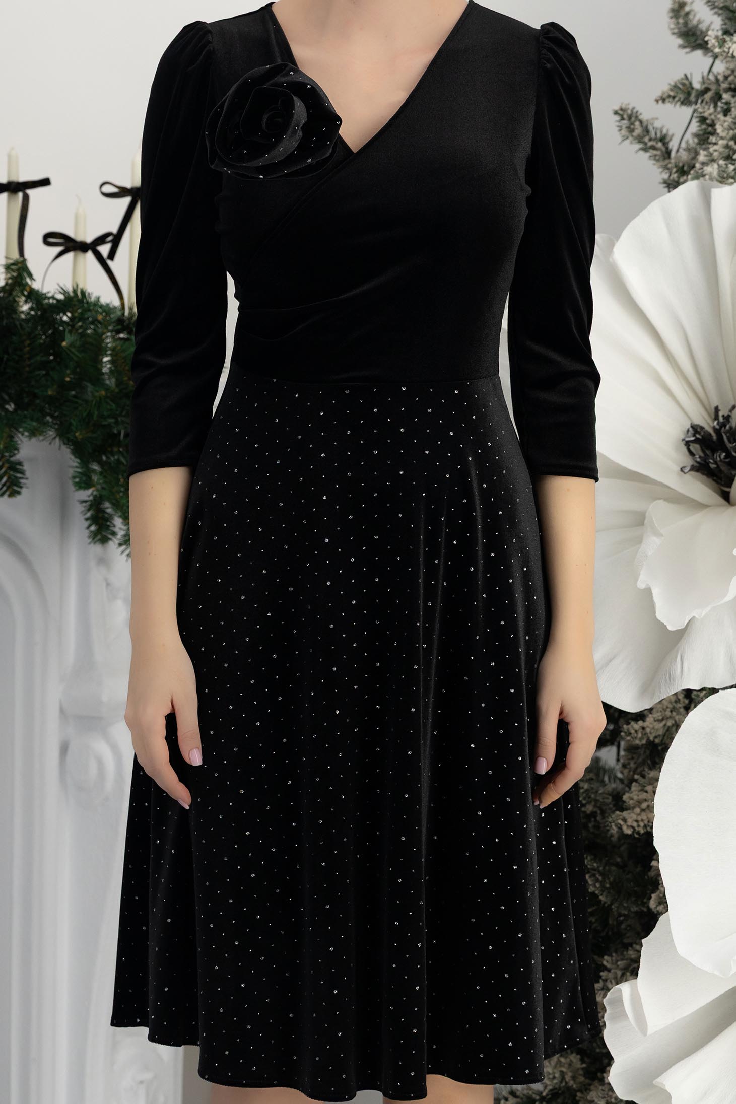 Rochie din catifea neagra până la genunchi in clos accesorizata cu brosa florala - StarShinerS 5 - StarShinerS.ro