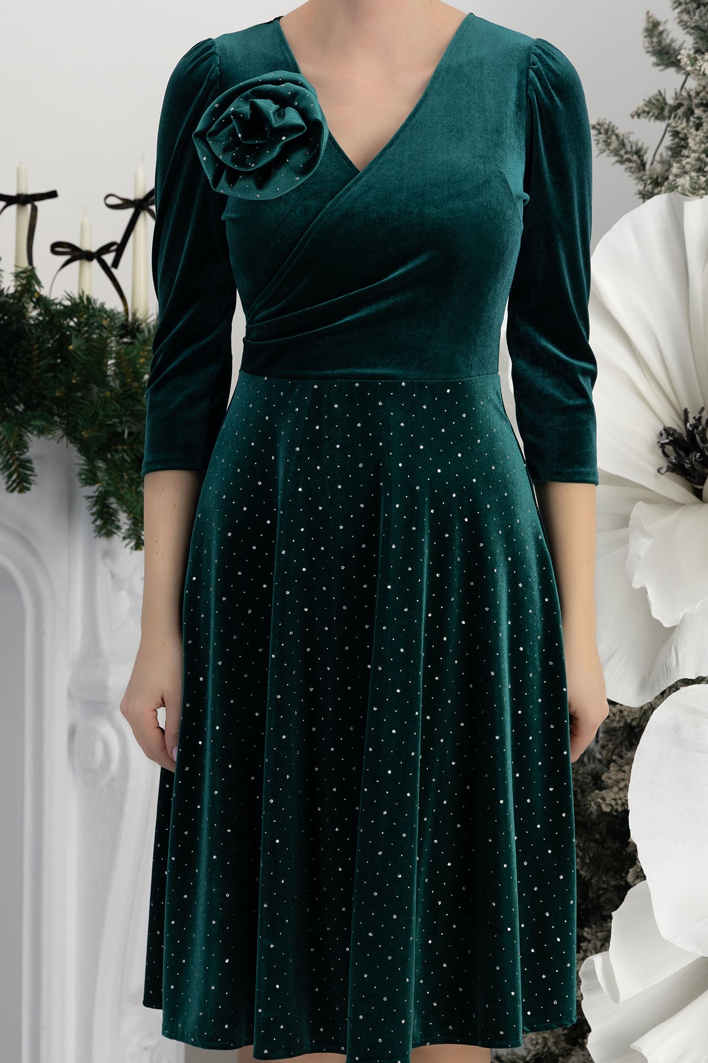 Rochie din catifea verde până la genunchi in clos accesorizata cu brosa florala - StarShinerS 5 - StarShinerS.ro