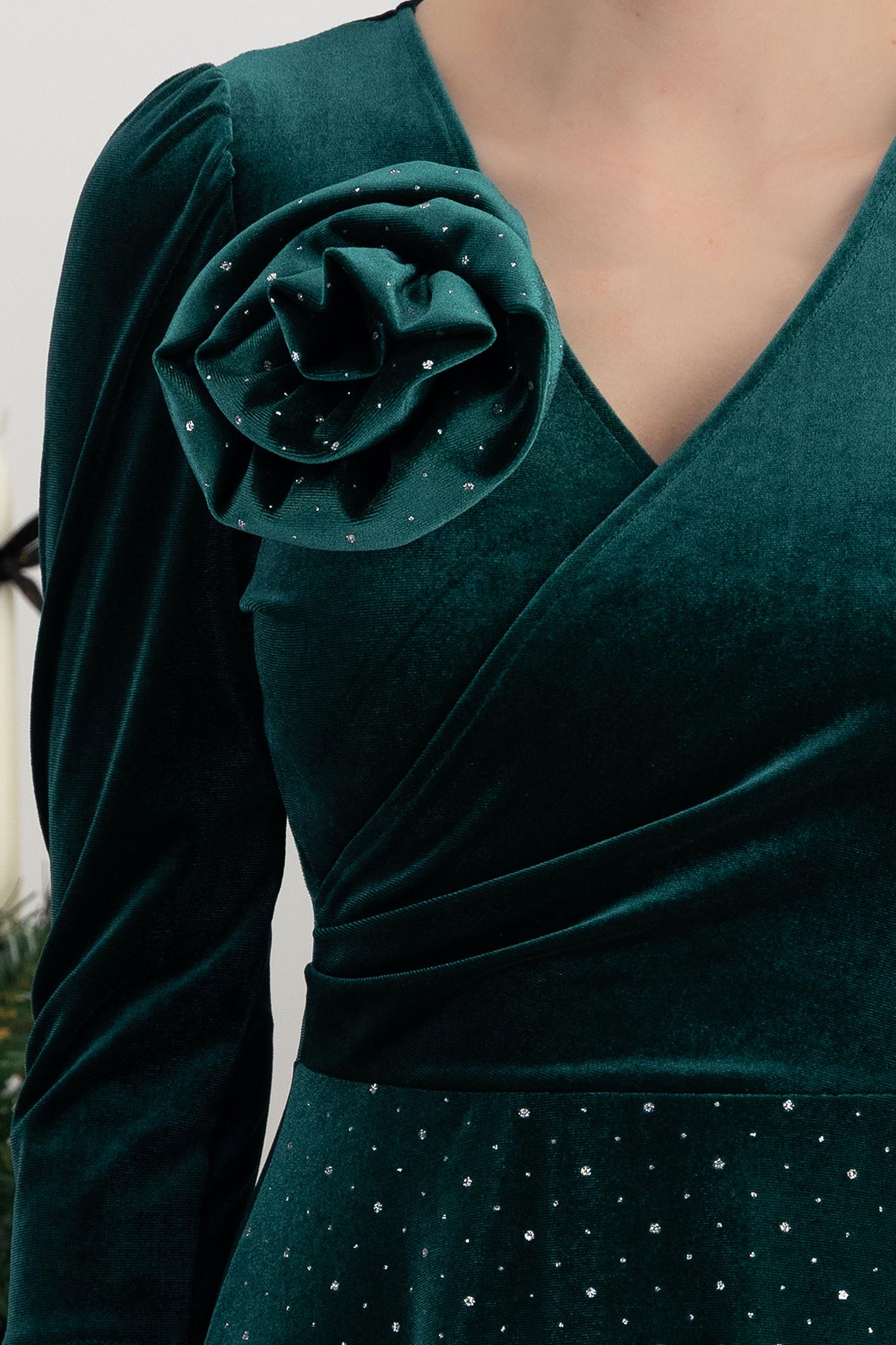 Rochie din catifea verde până la genunchi in clos accesorizata cu brosa florala - StarShinerS 4 - StarShinerS.ro