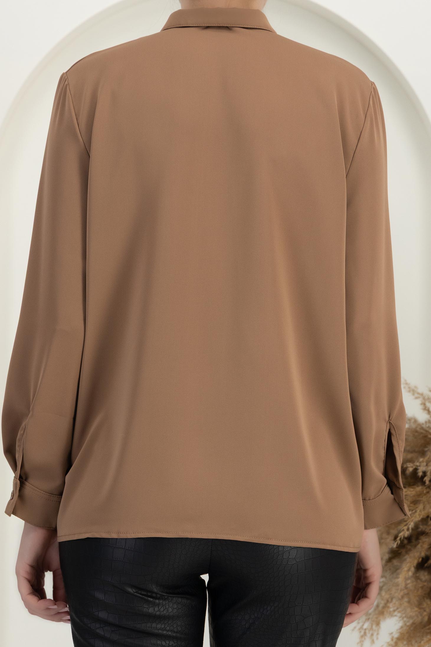 Camasa dama din satin maro cu maneca lunga si croi usor larg 6 - StarShinerS.ro