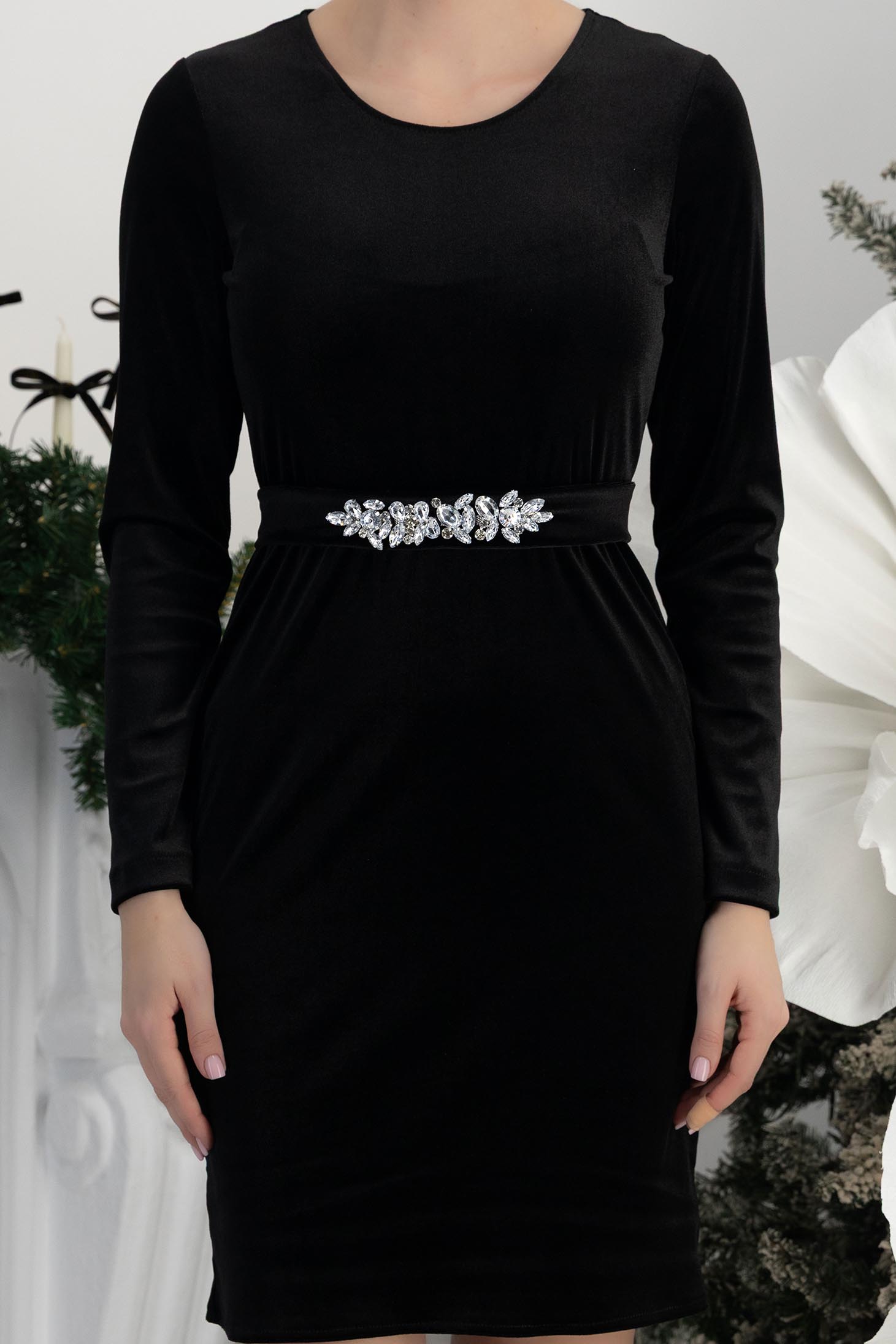 Fekete bársony ruha egyenes szabással és levehető övvel, strasszköves díszítéssel – StarShinerS 6 - StarShinerS.hu