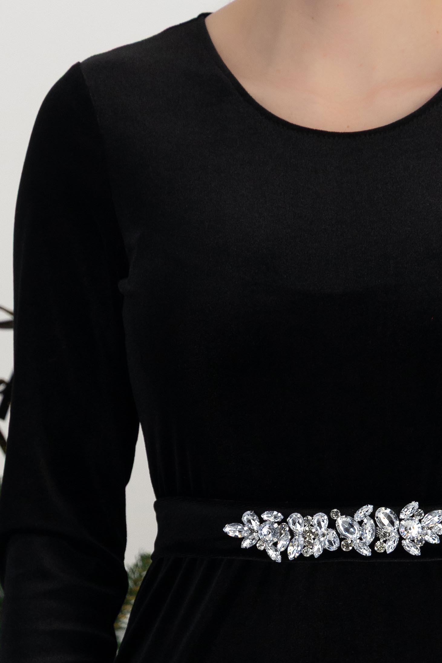 Fekete bársony ruha egyenes szabással és levehető övvel, strasszköves díszítéssel – StarShinerS 4 - StarShinerS.hu