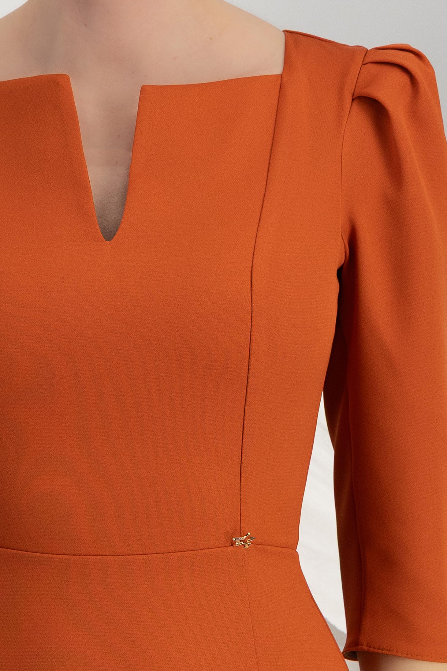 StarShinerS karamelová šaty krátký typ tužky 4 - StarShinerS.cz