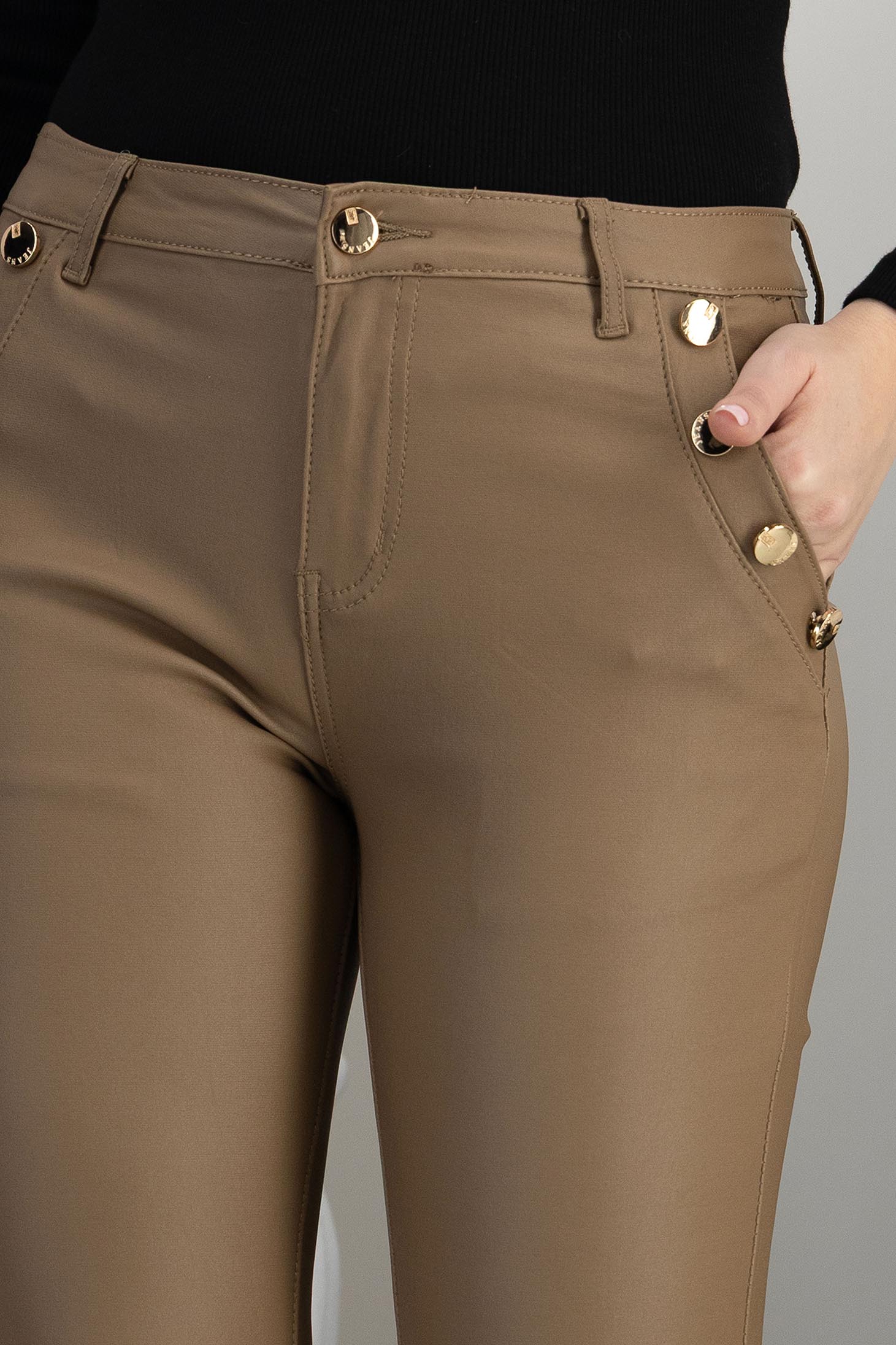 Bézs színű, hosszú, szűkített szabású műbőr nadrág díszgombokkal 6 - StarShinerS.hu