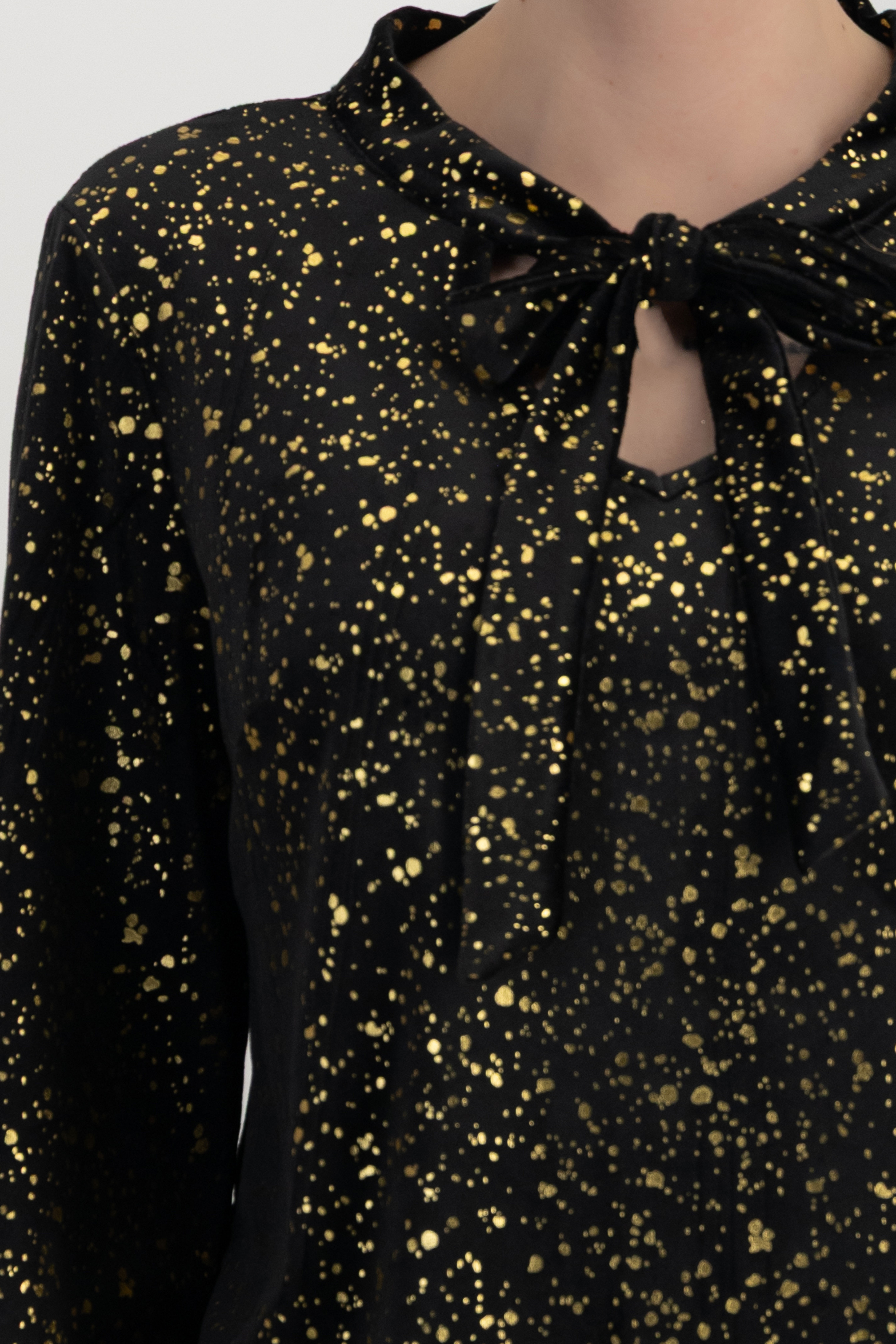 Bluza din catifea neagra cu insertii aurii cu un croi larg si guler tip esarfa  - StarShinerS 4 - StarShinerS.ro