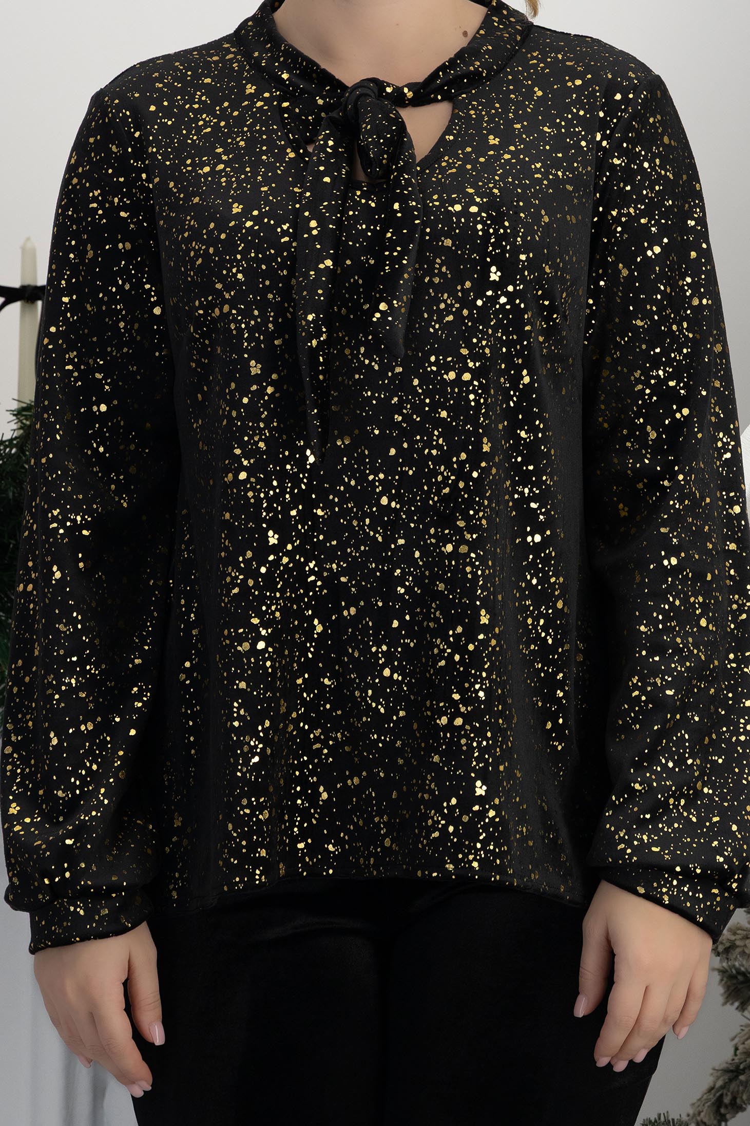 Bluza din catifea neagra cu insertii aurii cu un croi larg si guler tip esarfa 5 - StarShinerS.ro