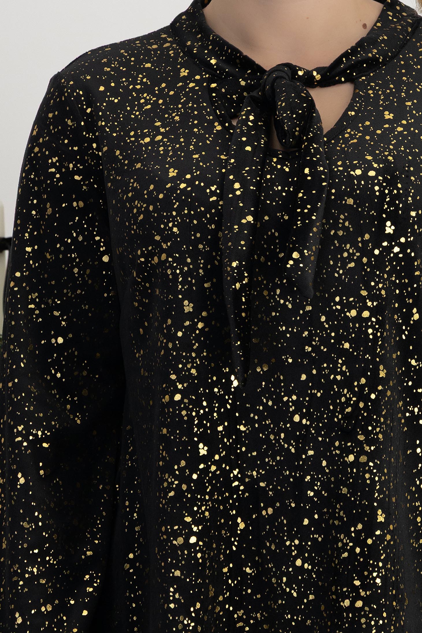 Bluza din catifea neagra cu insertii aurii cu un croi larg si guler tip esarfa 4 - StarShinerS.ro