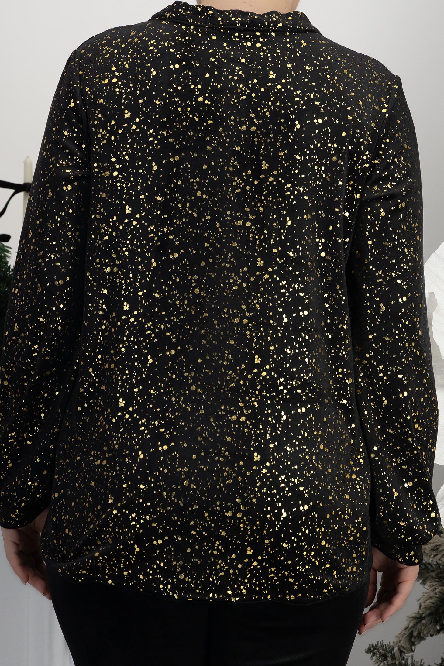 Bluza din catifea neagra cu insertii aurii cu un croi larg si guler tip esarfa 6 - StarShinerS.ro