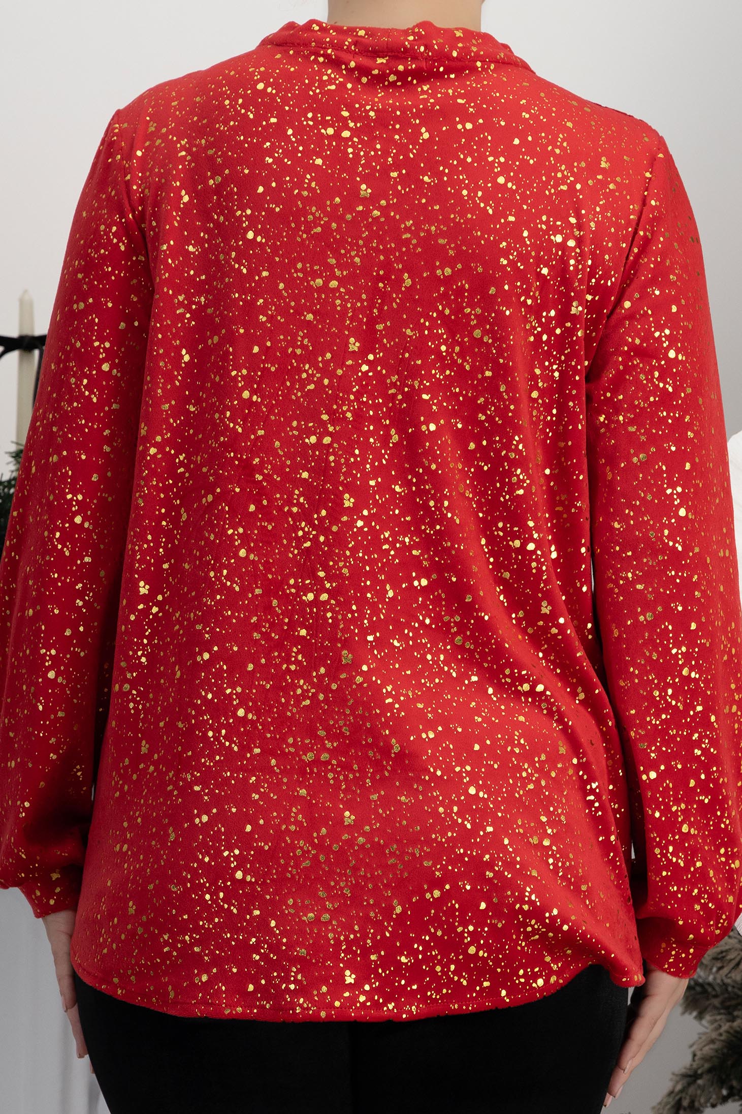 Bluza din catifea rosie cu insertii aurii cu un croi larg si guler tip esarfa 6 - StarShinerS.ro