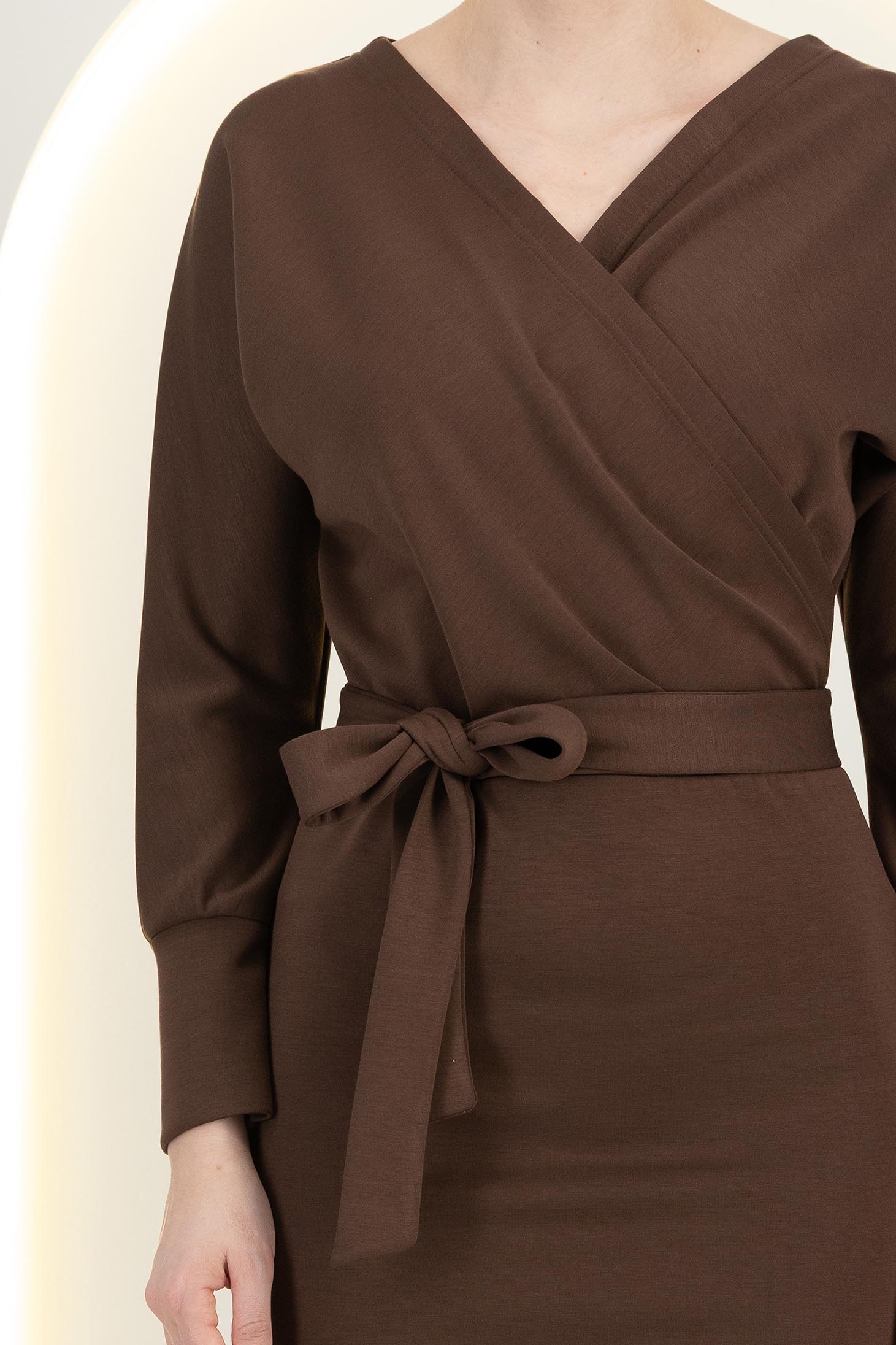 Barna midi, kötött ceruzaruha átlapolt dekoltázzsal - StarShinerS 4 - StarShinerS.hu