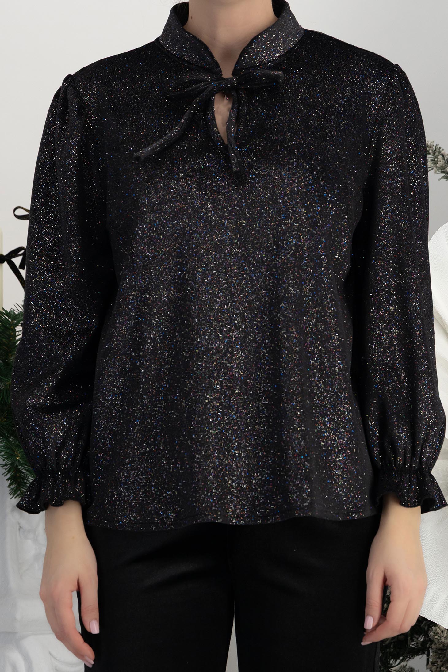 Fekete csillogó bársony blúz, enyhén bő szabással és fodros ujjakkal – StarShinerS 5 - StarShinerS.hu